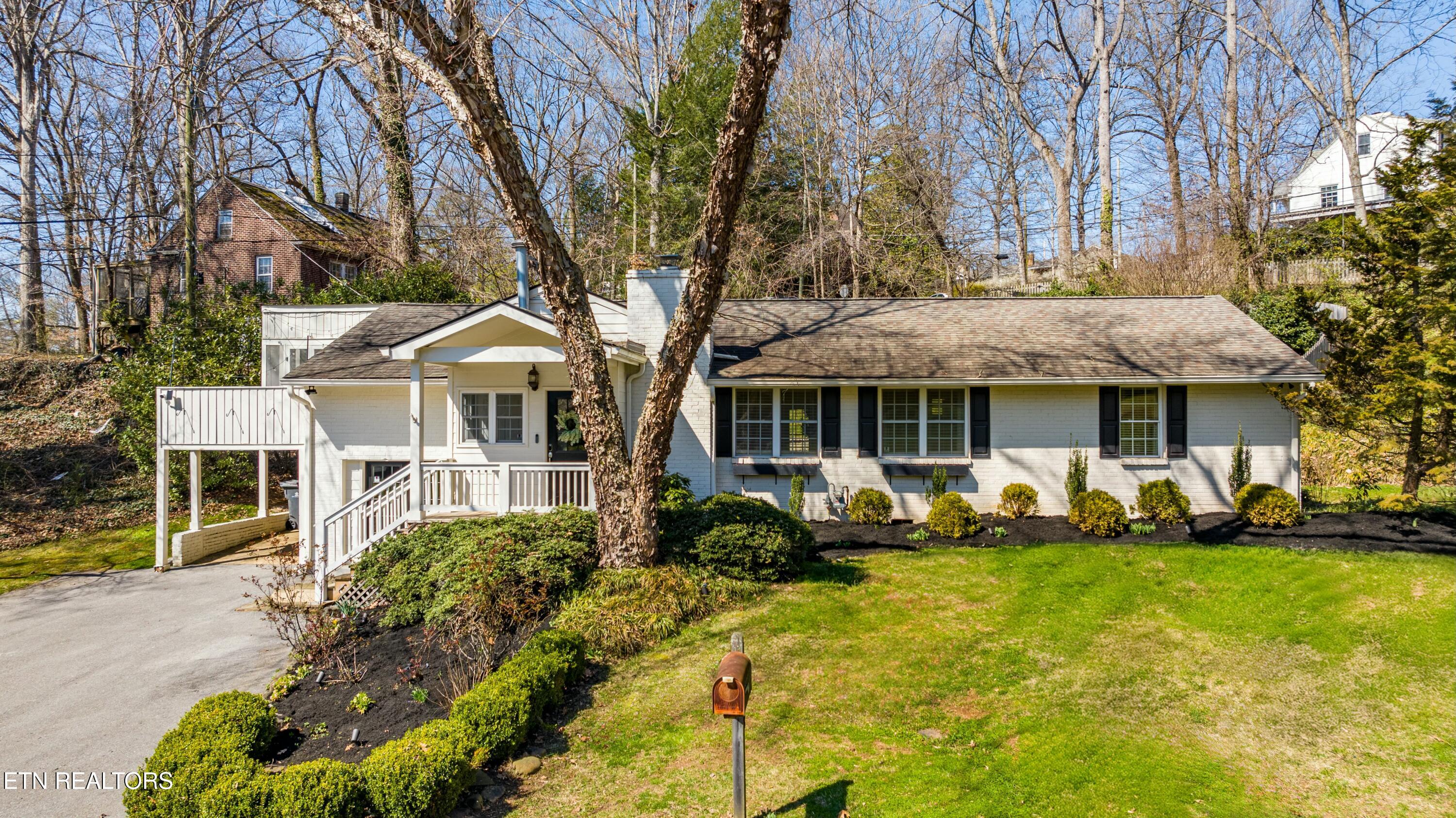 103 Nw Greenbrier Drive Property Photo 1