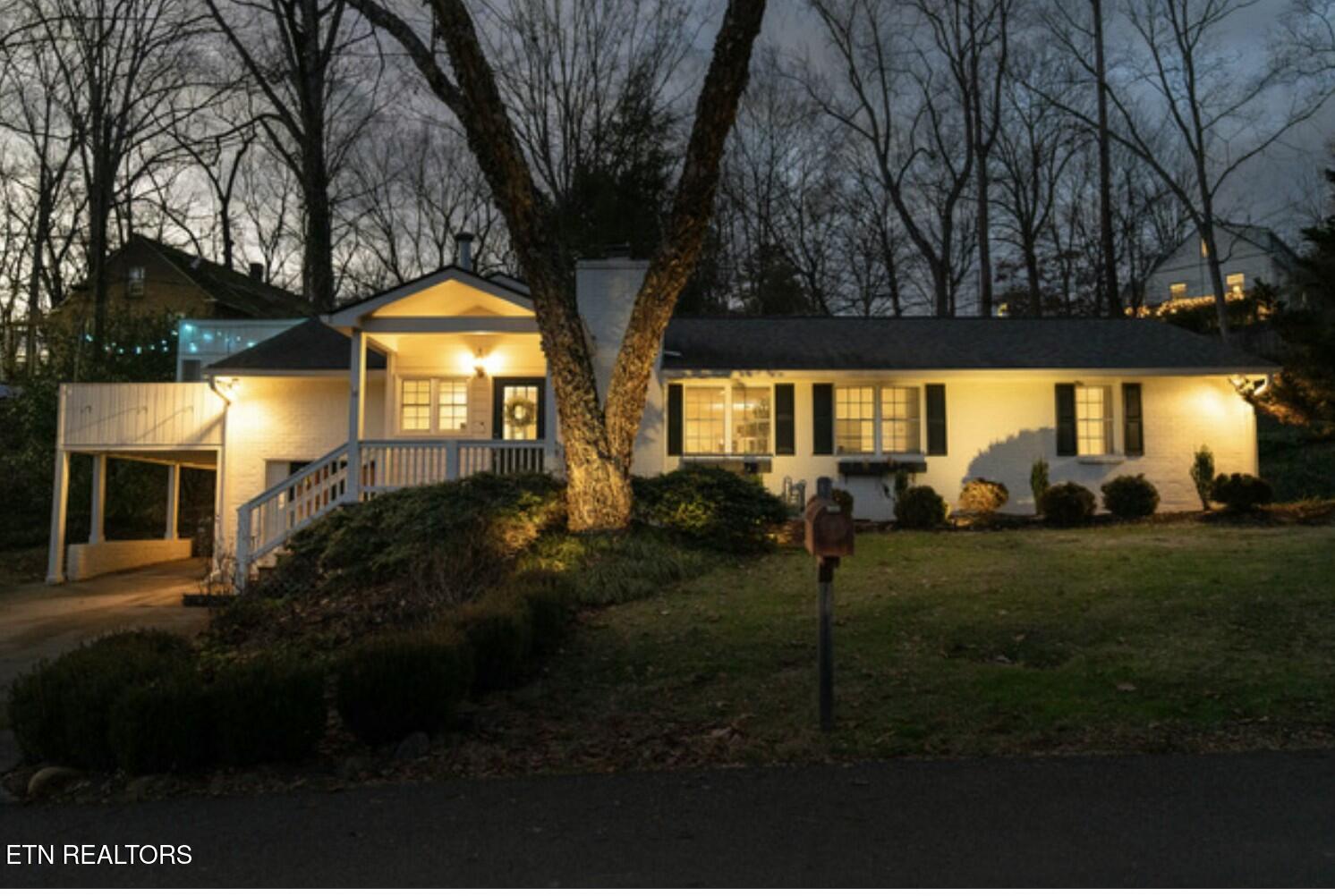 103 Nw Greenbrier Drive Property Photo 2