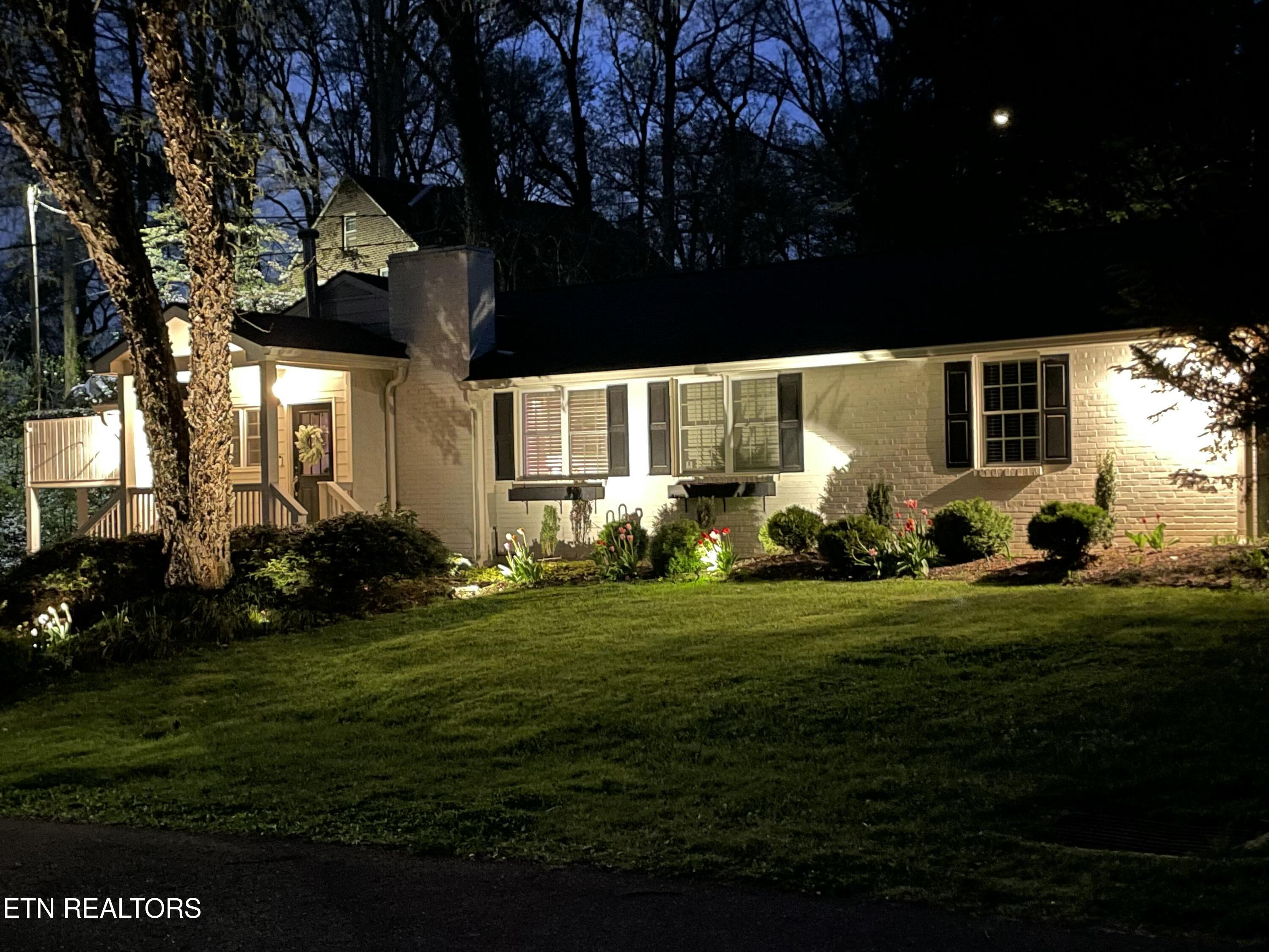 103 Nw Greenbrier Drive Property Photo 3