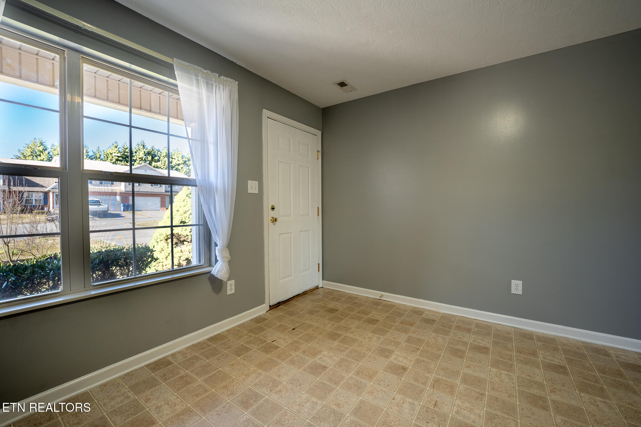 2122 Gatehouse Lane Property Photo 6