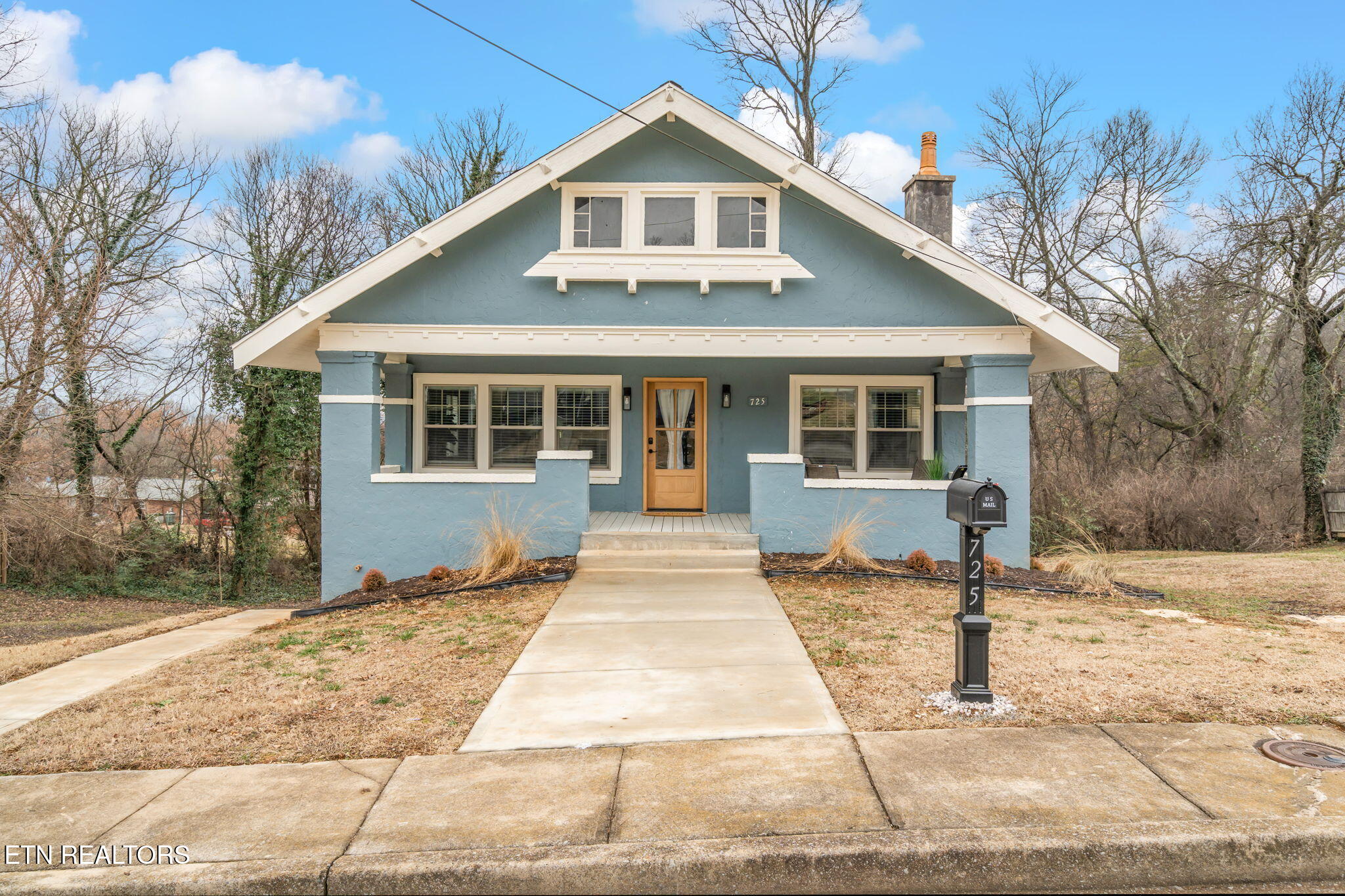 725 Se Witt Place Property Photo 1