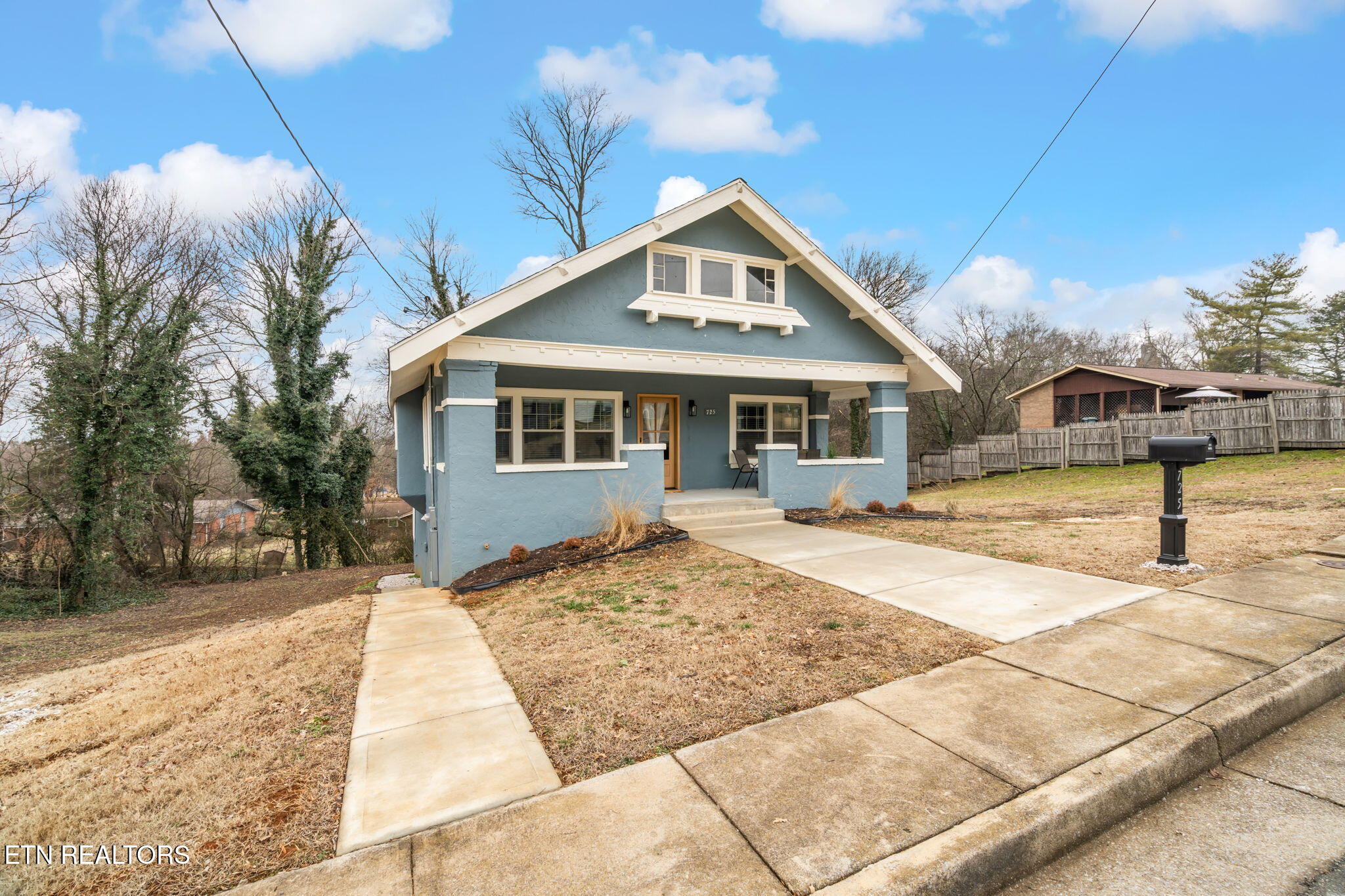 725 Se Witt Place Property Photo 4