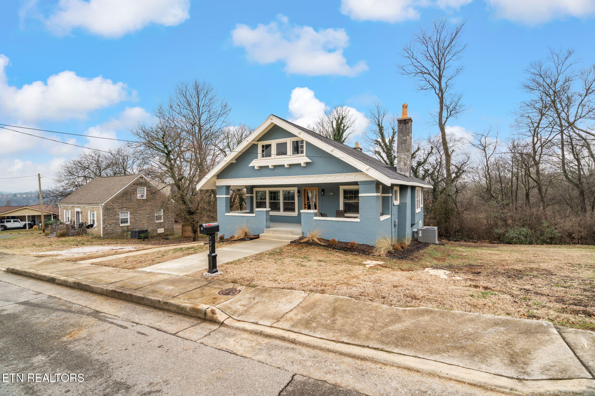 725 Se Witt Place Property Photo 5