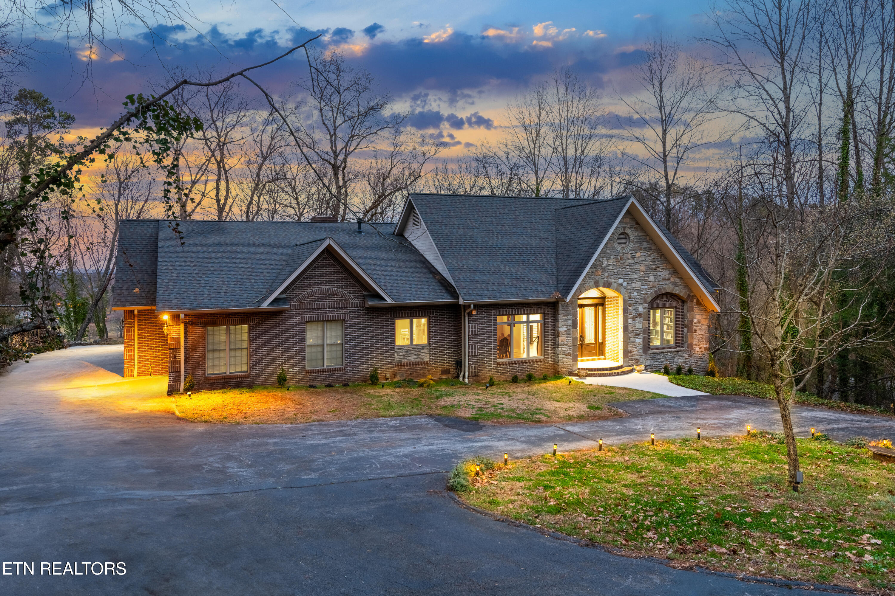 2304 Lakemoor Drive Property Photo 2