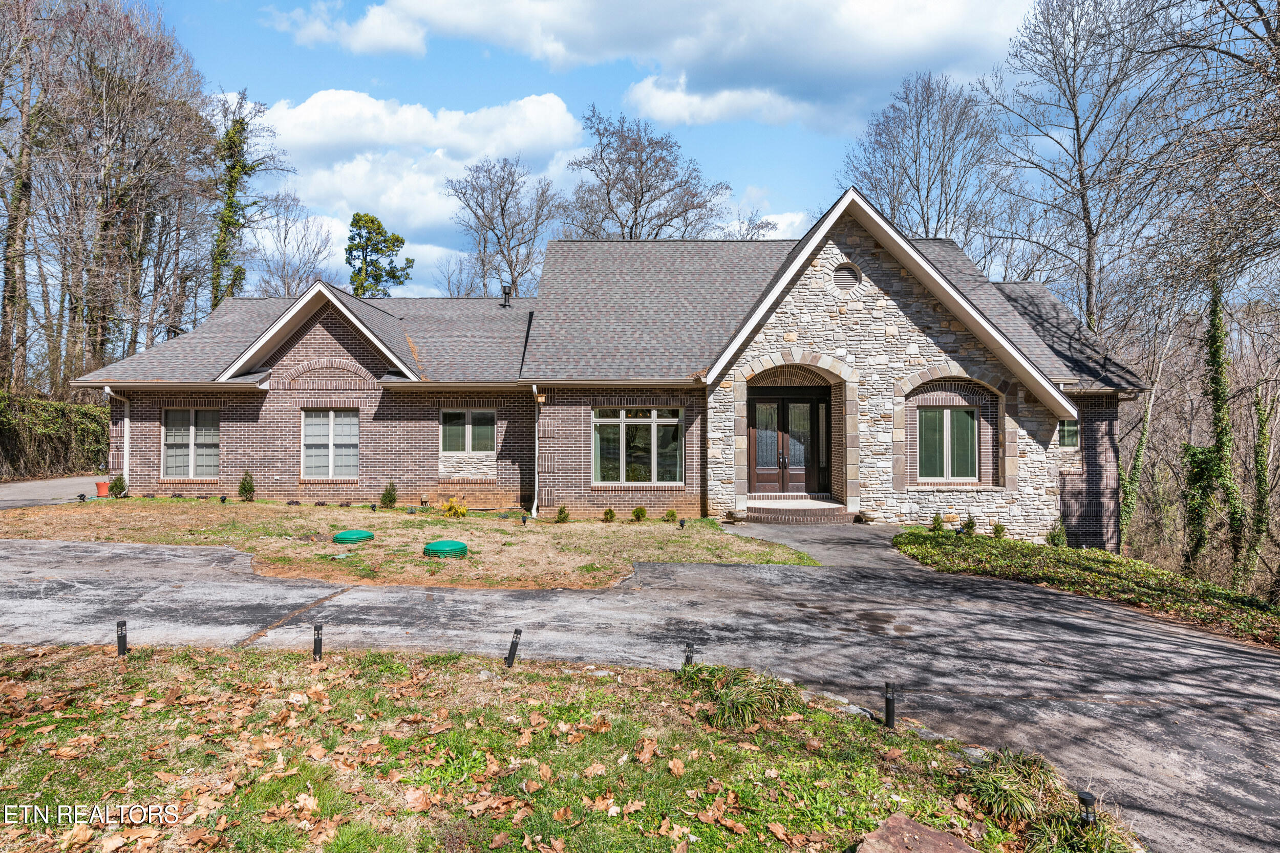 2304 Lakemoor Drive Property Photo 4