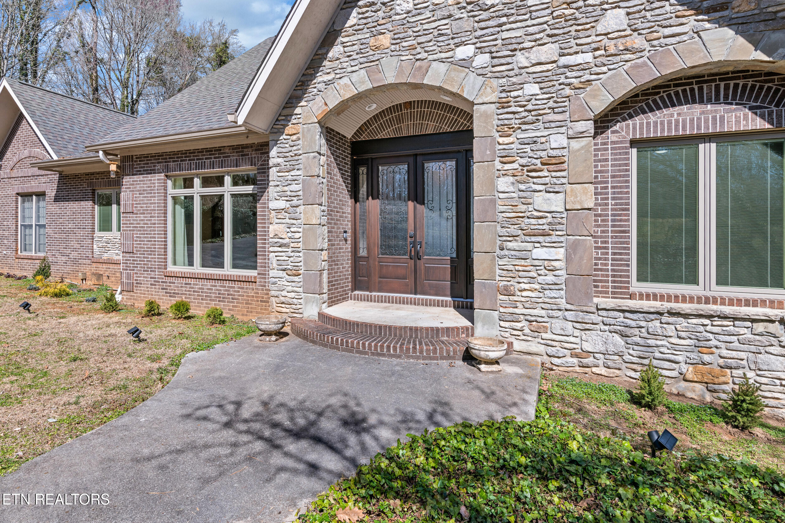 2304 Lakemoor Drive Property Photo 10