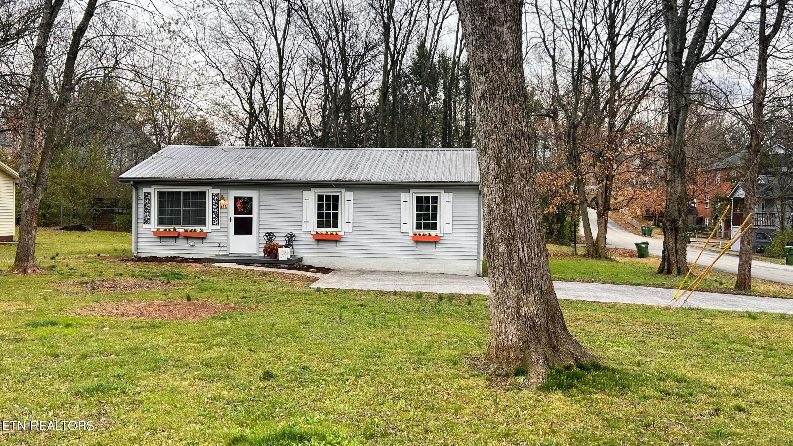 216 Stanley Ave Property Photo 35