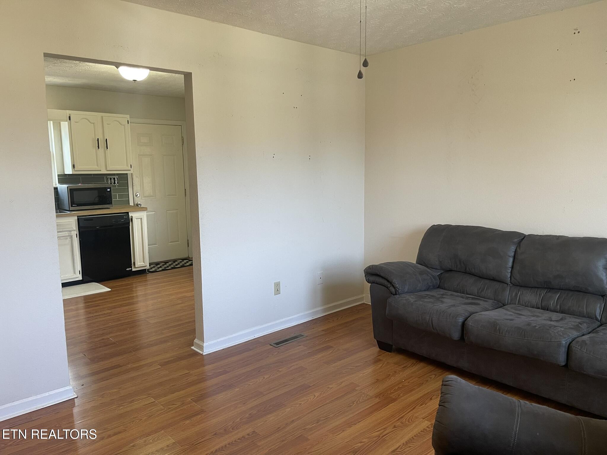323 E Oldham Ave Property Photo 4