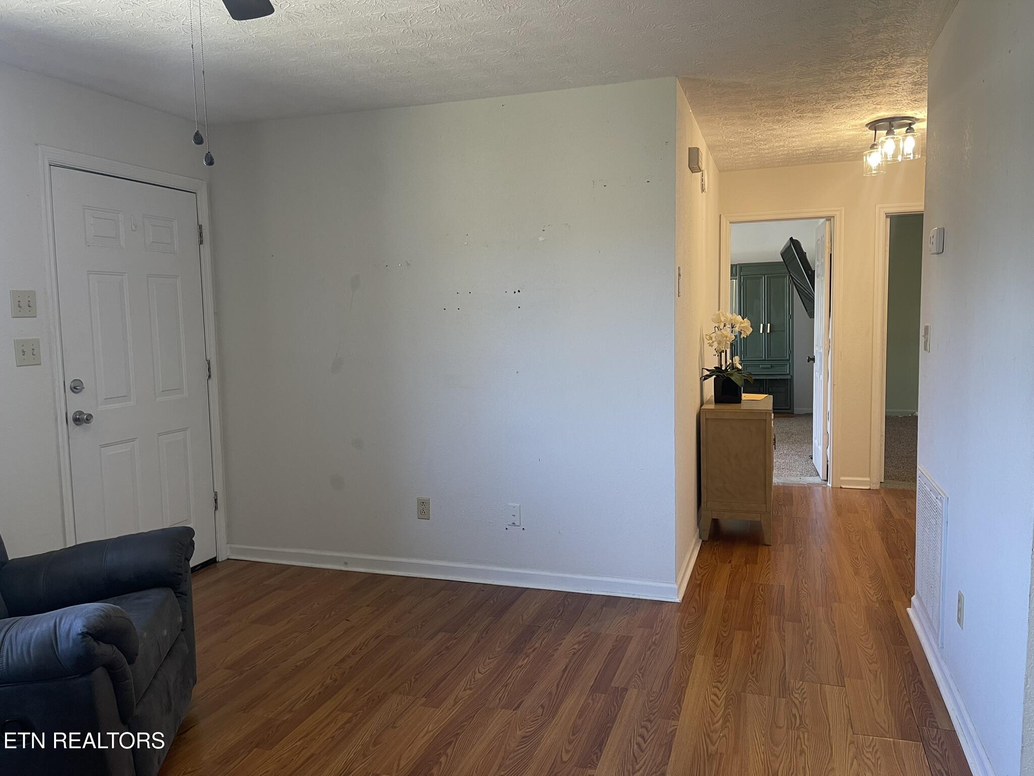 323 E Oldham Ave Property Photo 5