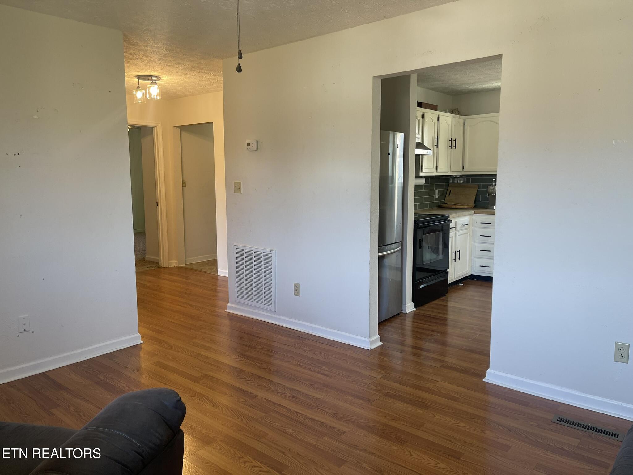 323 E Oldham Ave Property Photo 6
