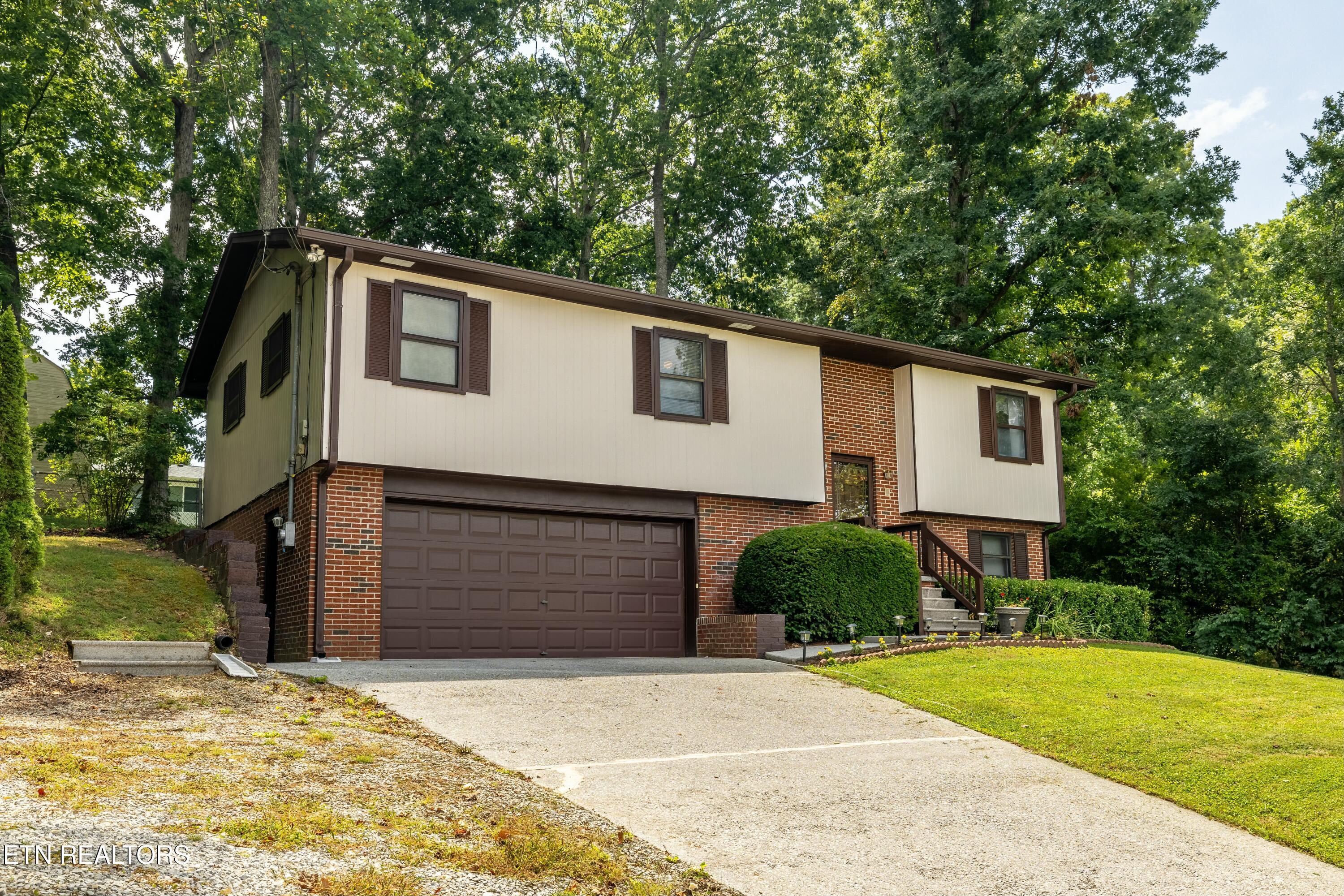 2220 Richwood Drive Property Photo 2