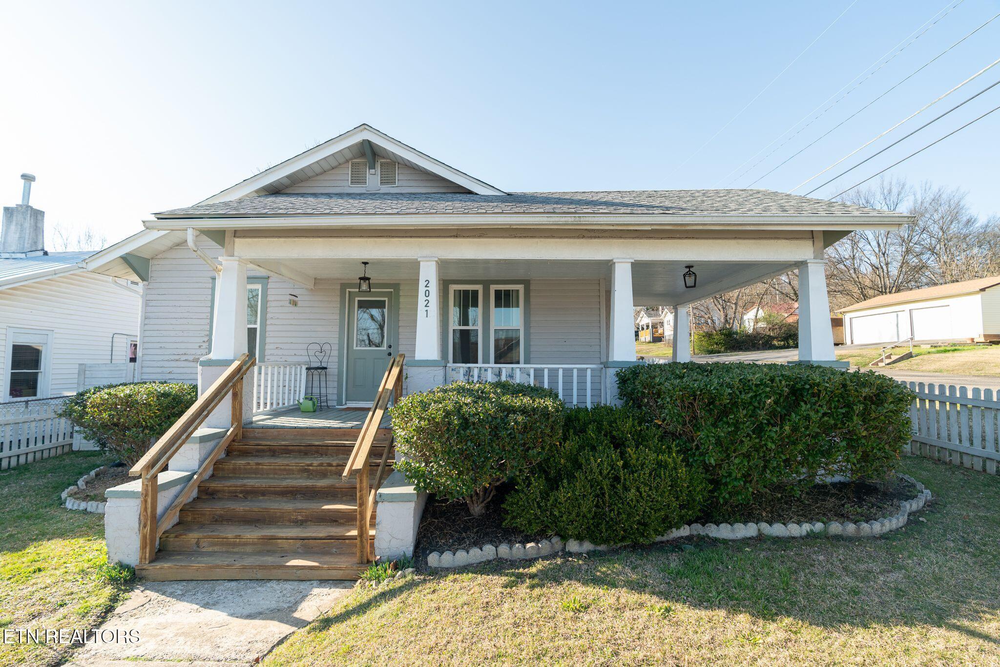 2021 E Glenwood Ave Property Photo