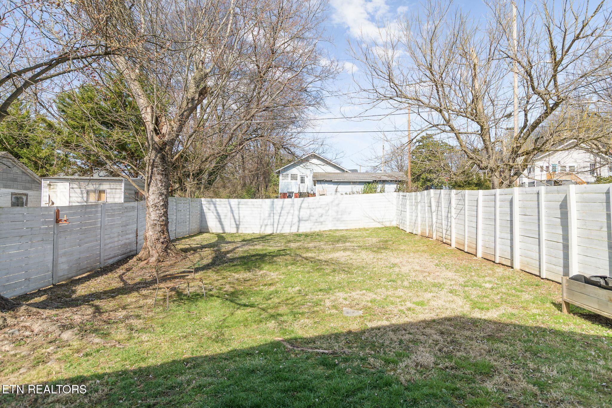 2021 E Glenwood Ave Property Photo 15