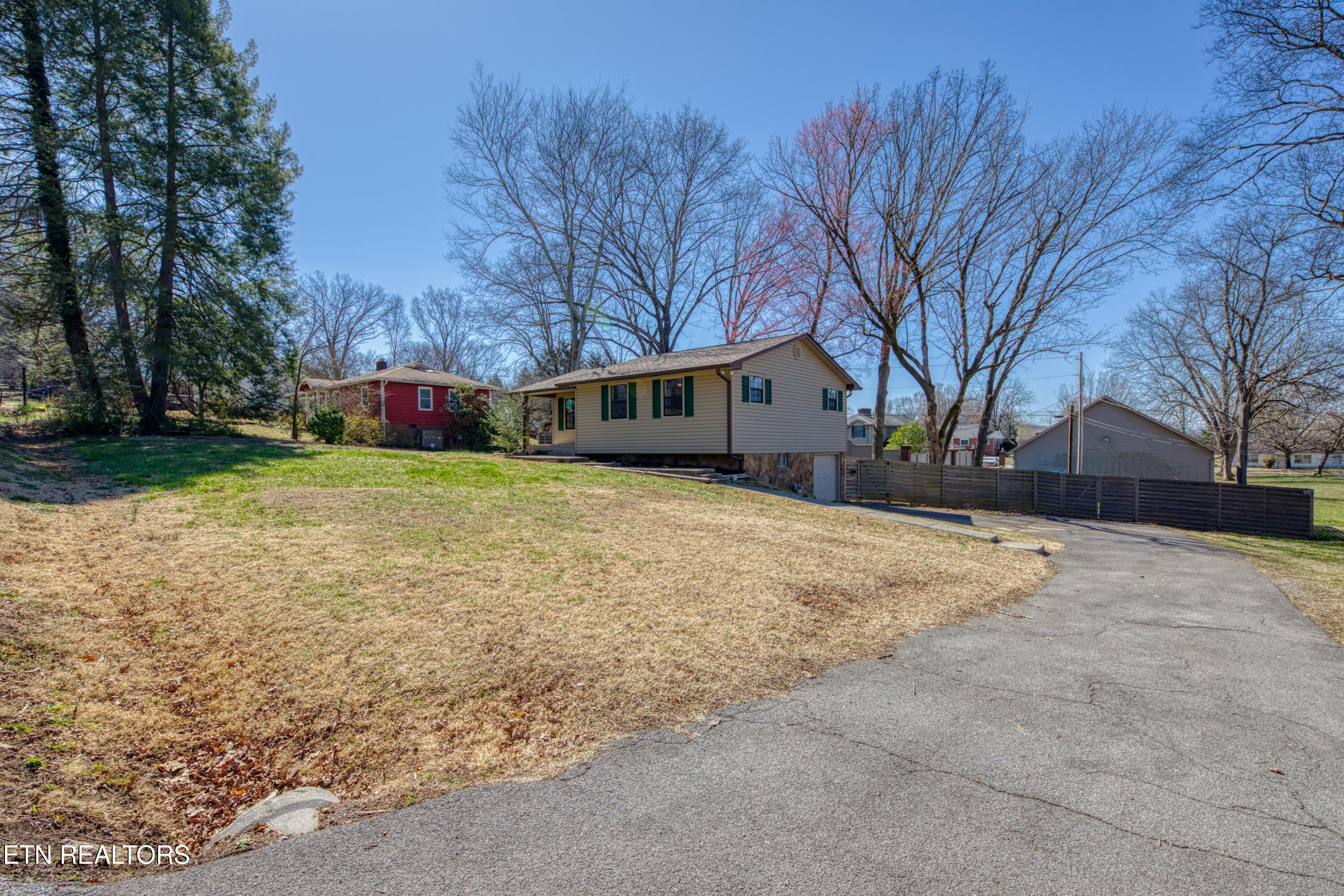 503 Akers St Property Photo 4