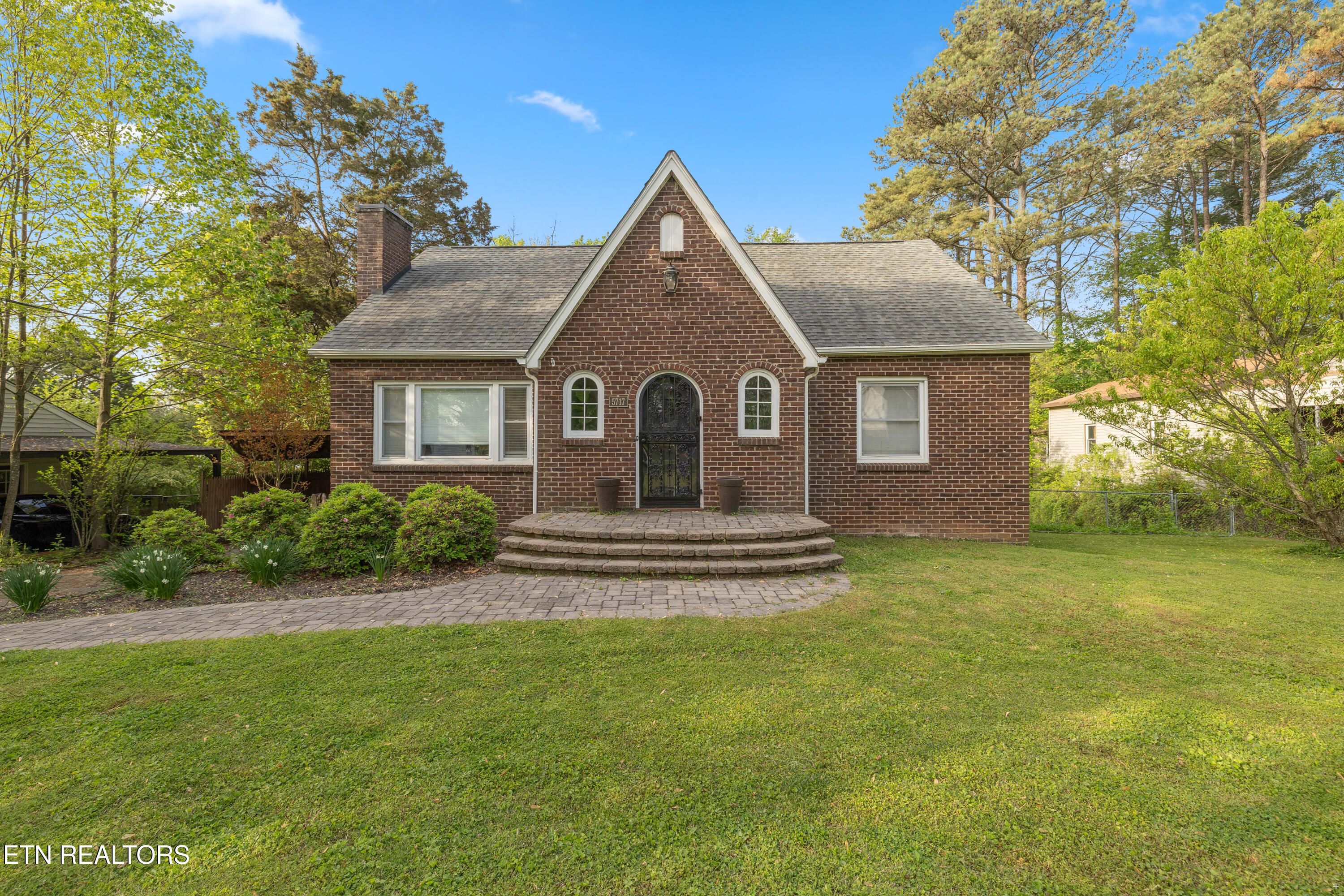 5717 Nw Woodale Drive Property Photo 3