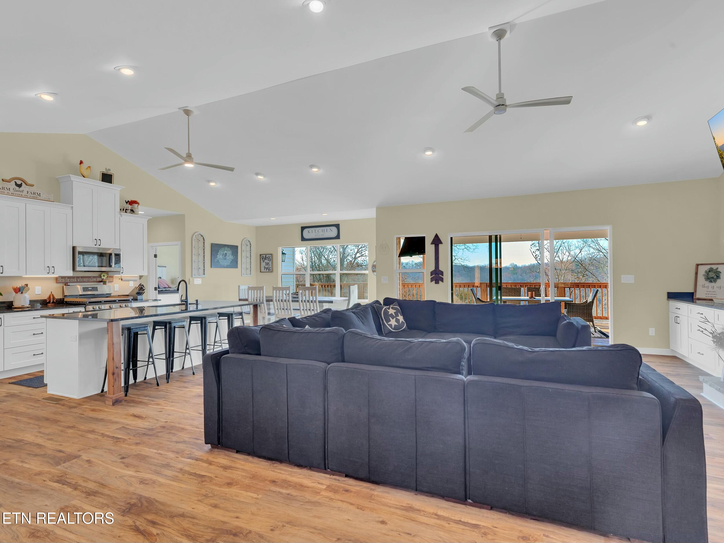 914 Skyline Drive Property Photo 3