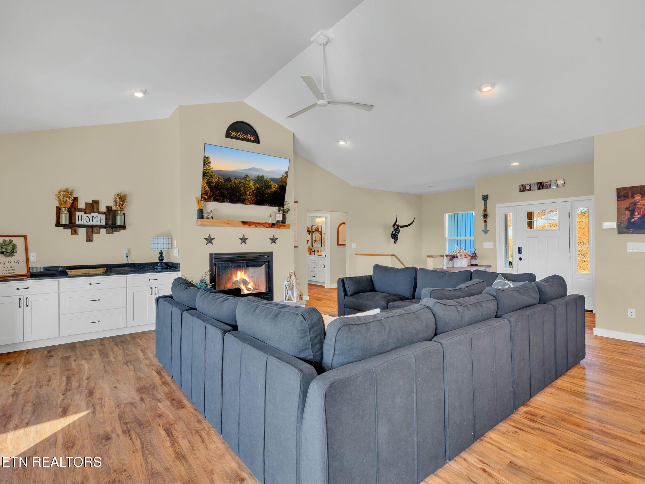 914 Skyline Drive Property Photo 4