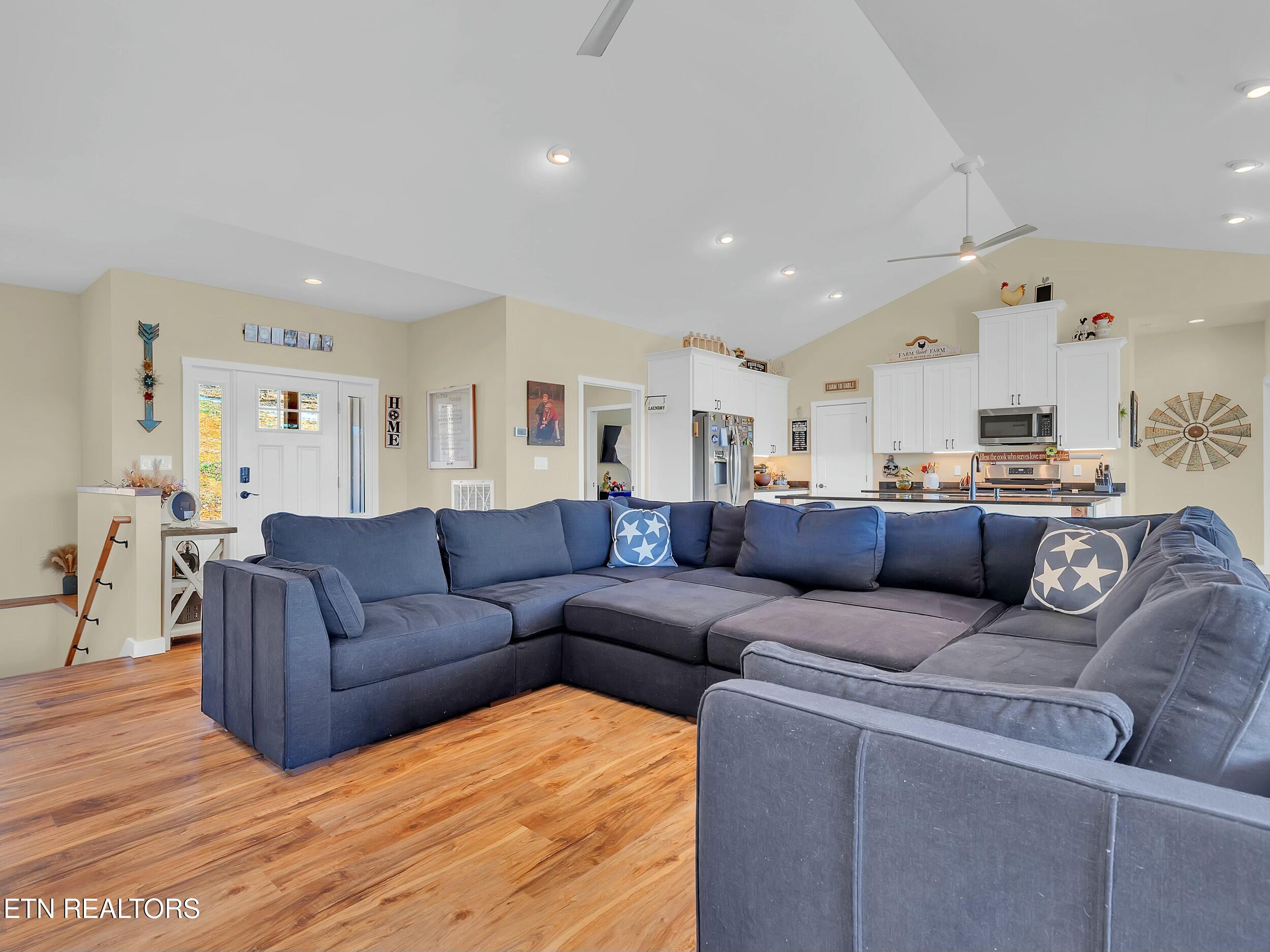 914 Skyline Drive Property Photo 5