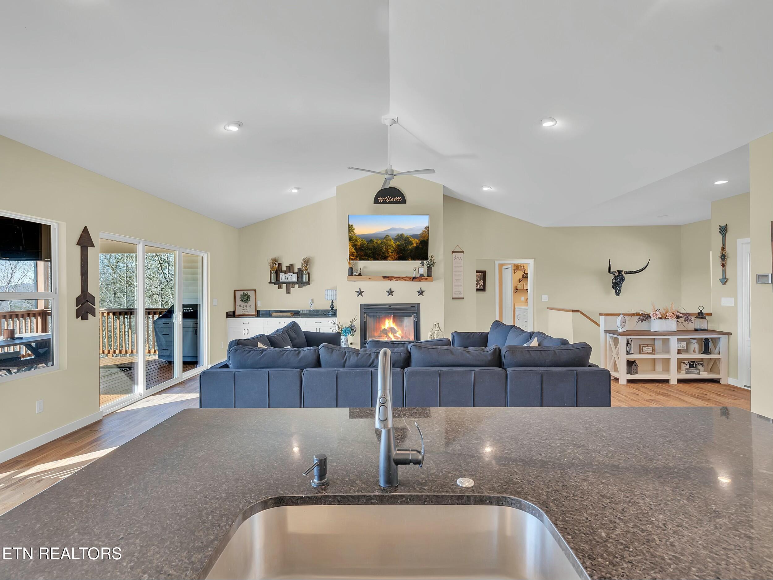 914 Skyline Drive Property Photo 6