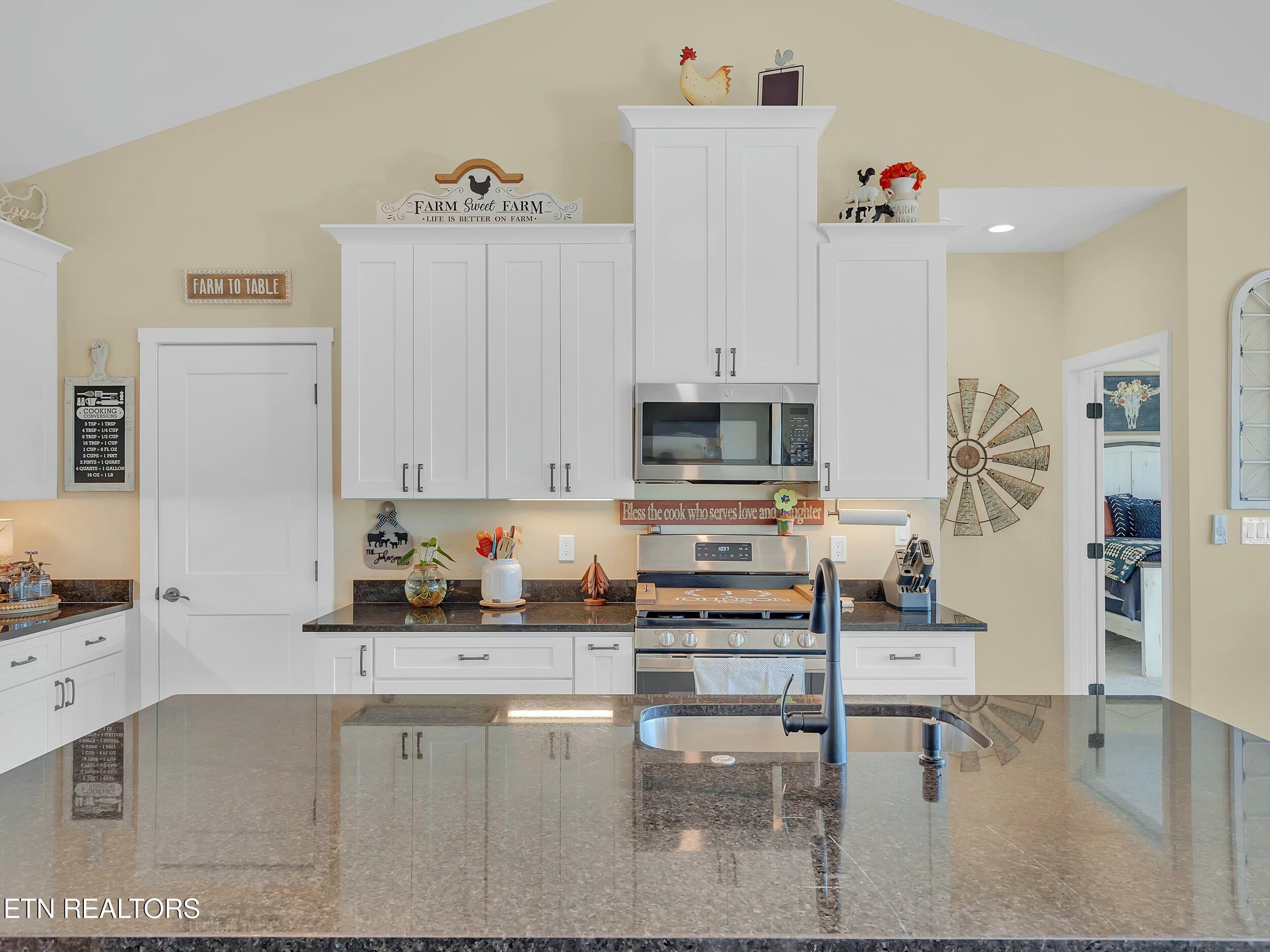 914 Skyline Drive Property Photo 8