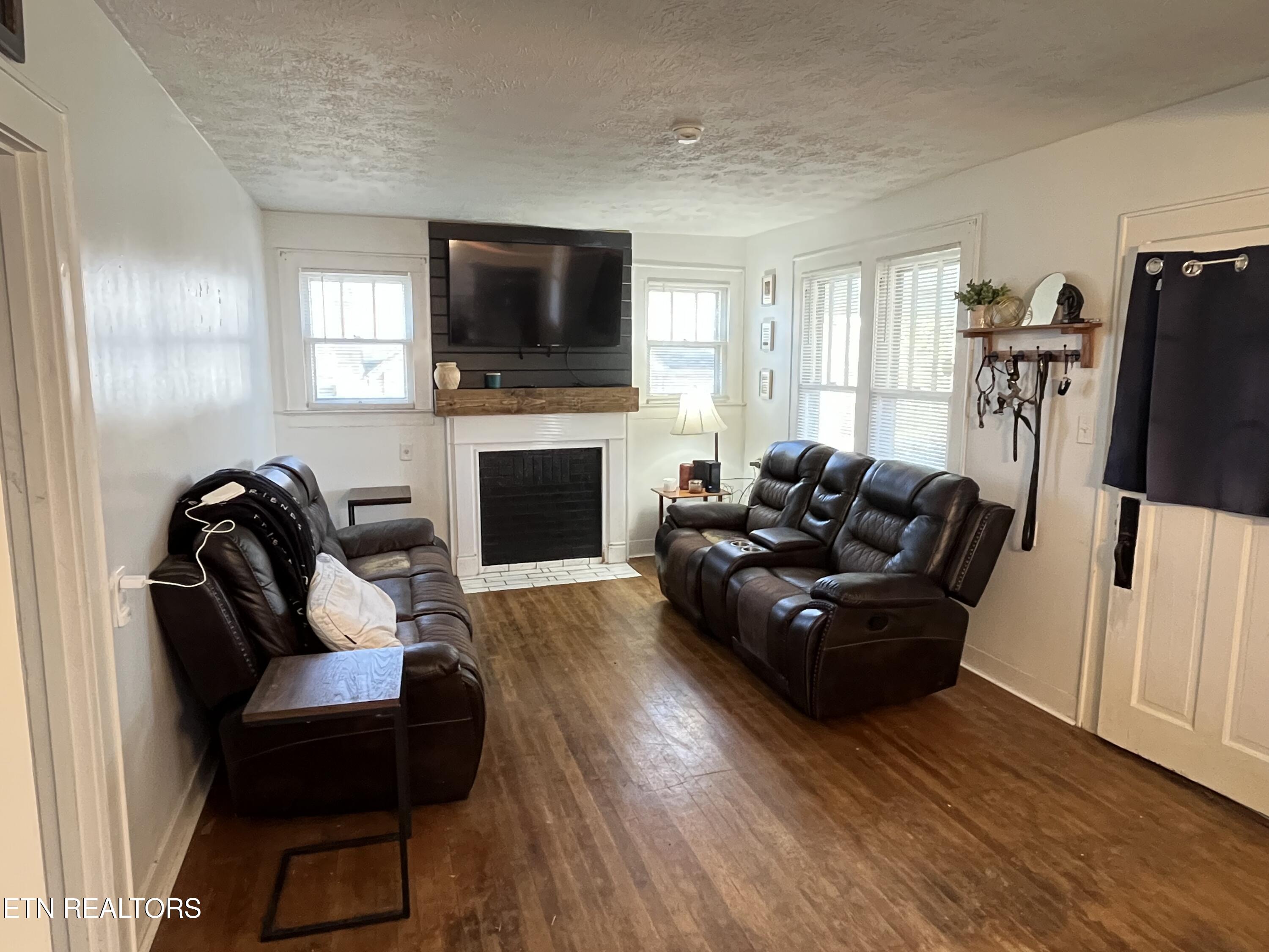 1907 Eastview Ave Property Photo 3