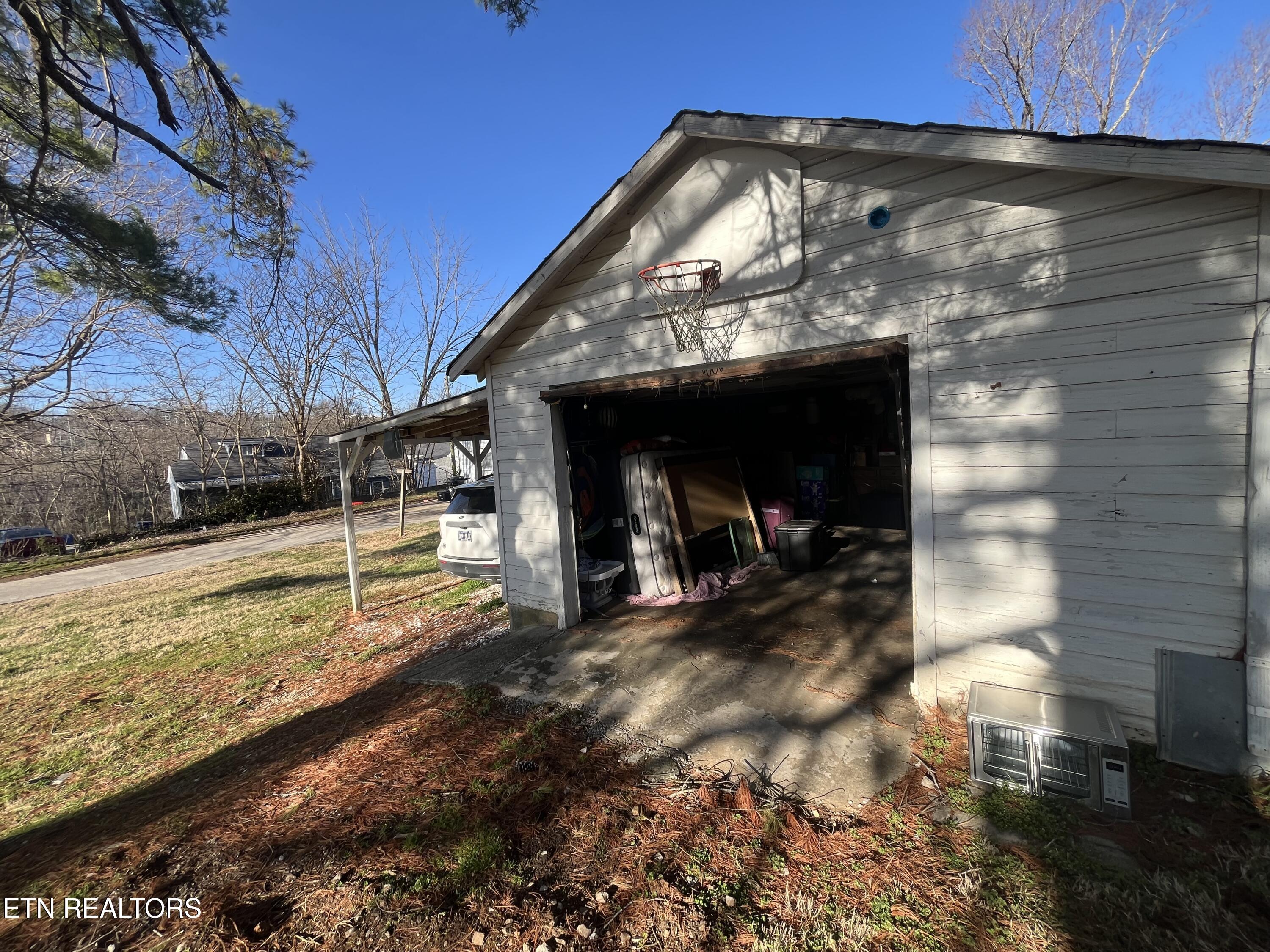 1907 Eastview Ave Property Photo 34