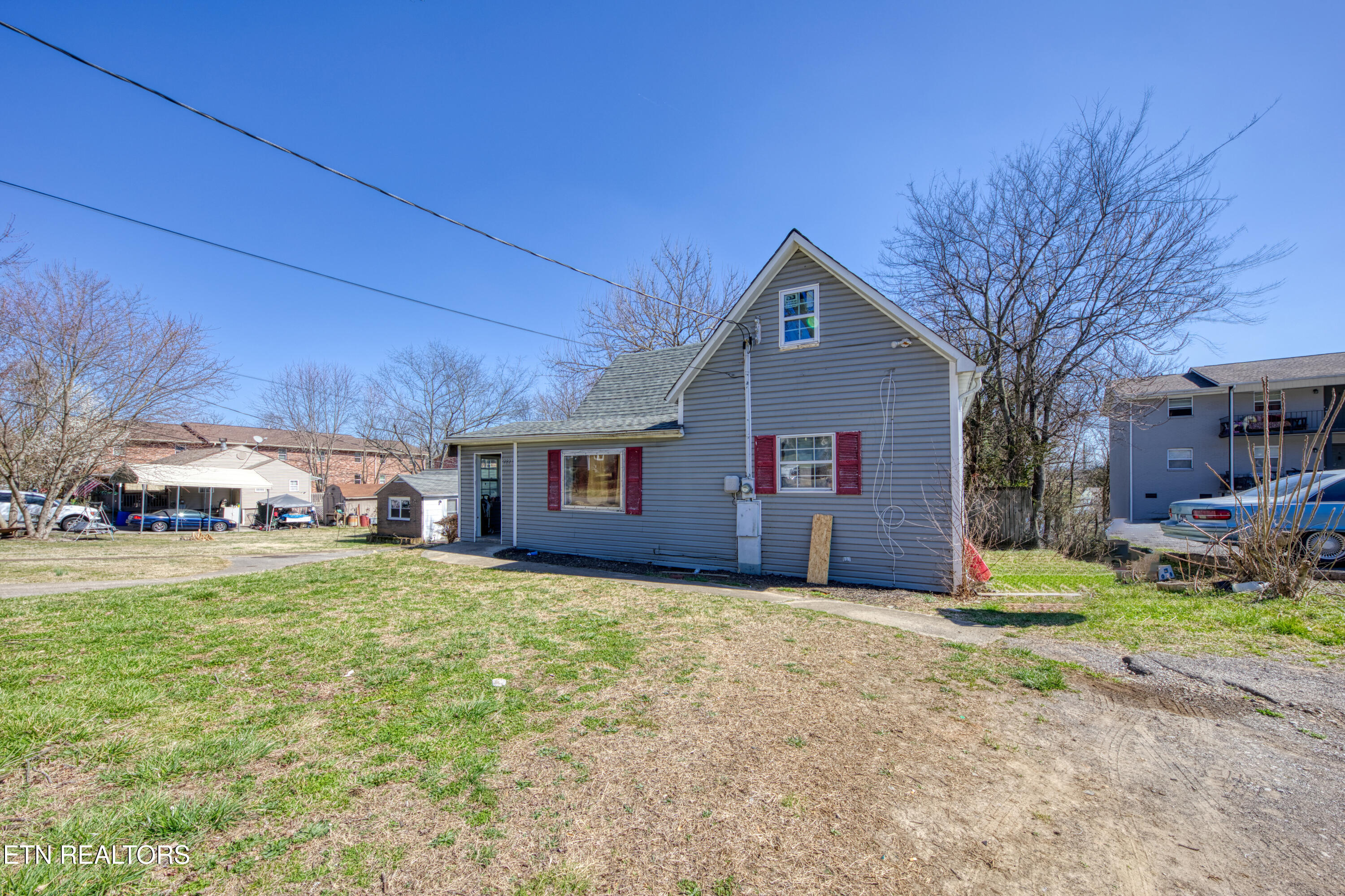 2624 Larkwood Lane Property Photo 3