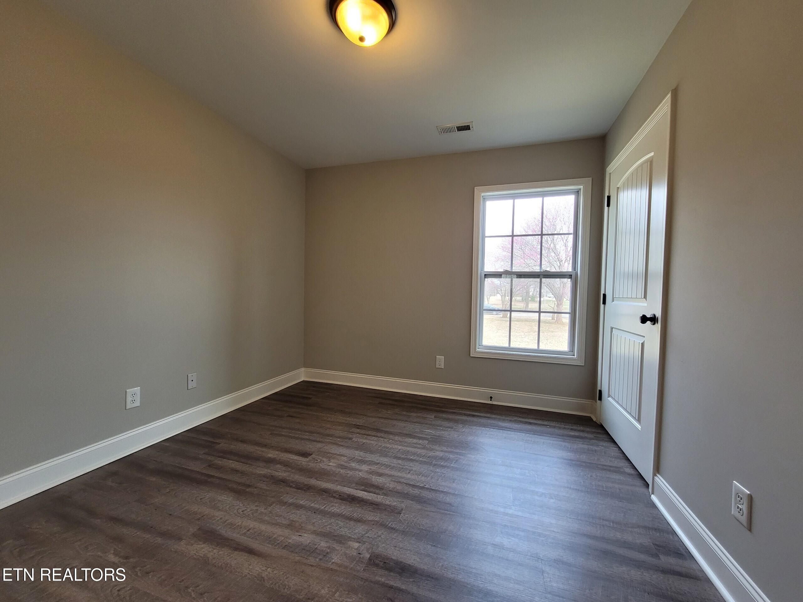 115 W Edison St Property Photo 10