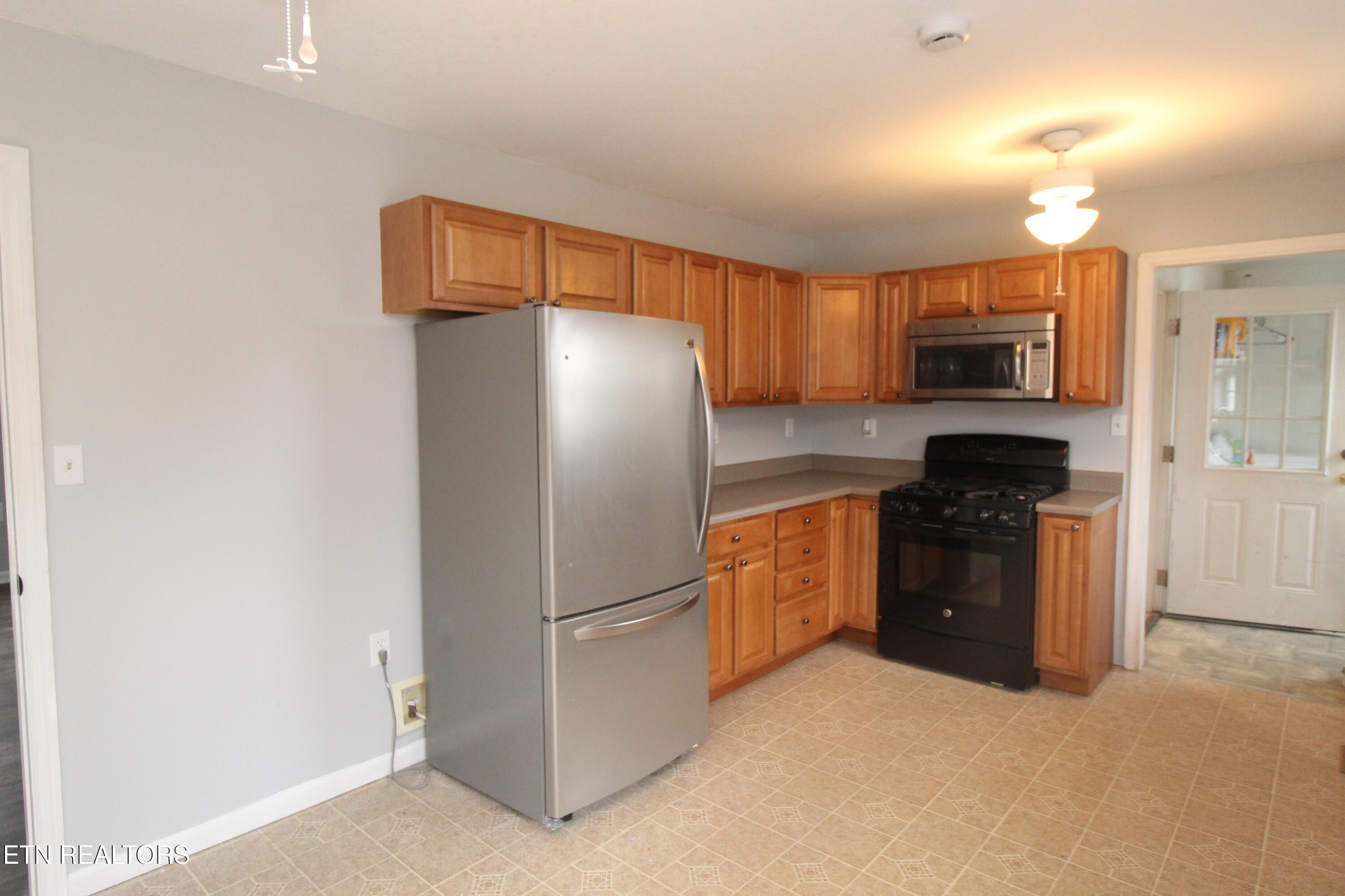3757 Hillview Drive Property Photo 8
