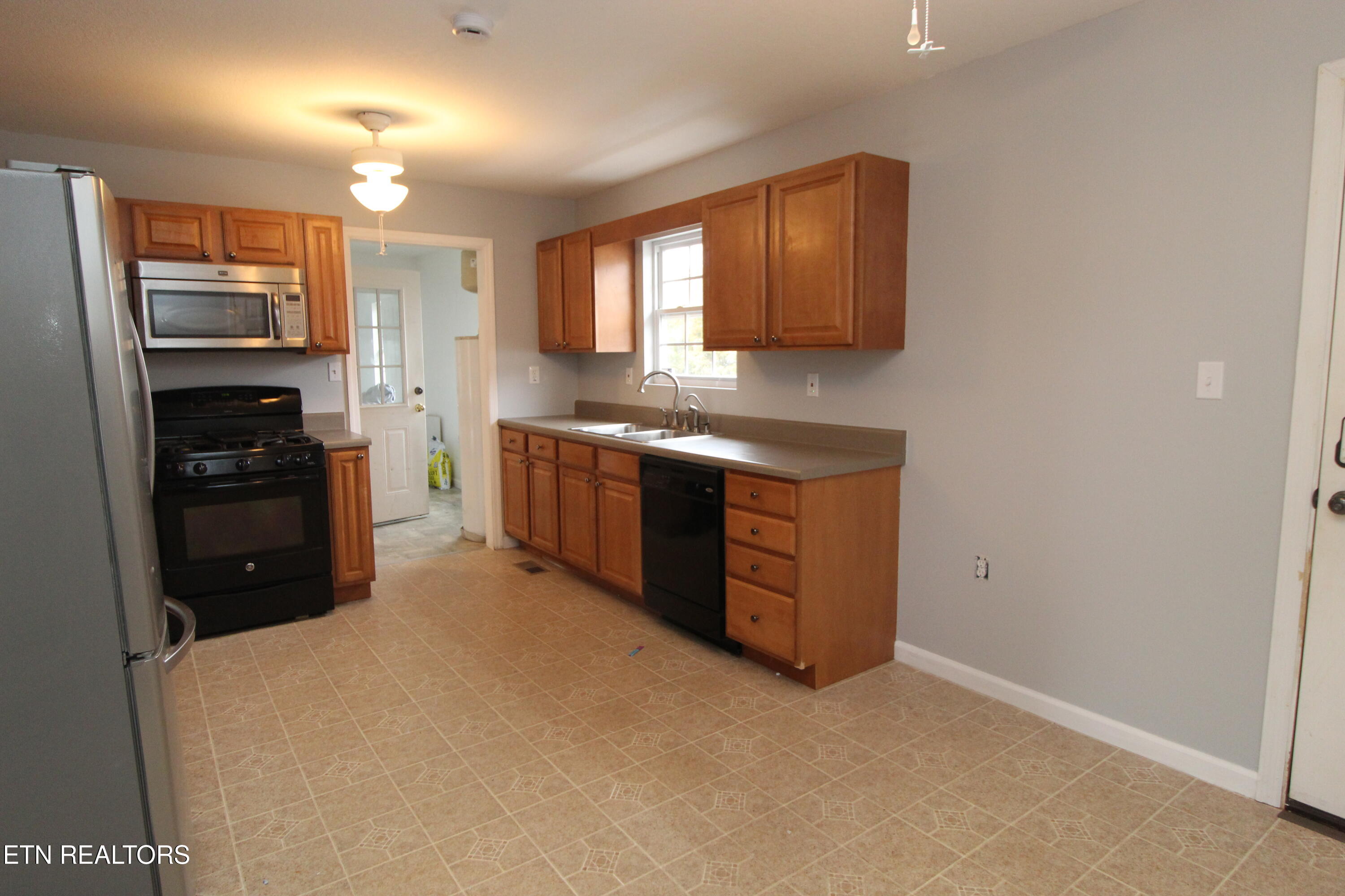 3757 Hillview Drive Property Photo 11