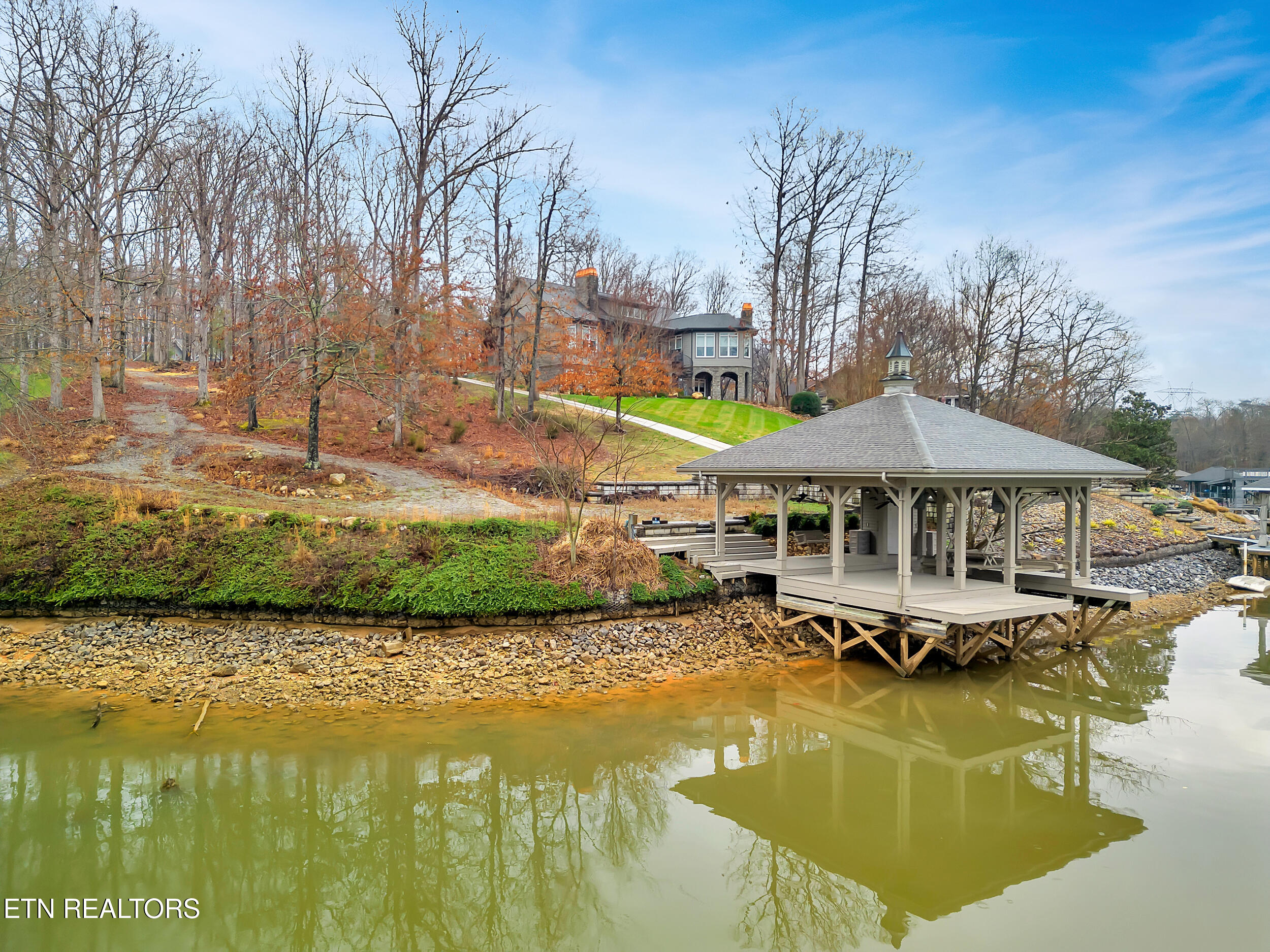 927 Windridge Rd Property Photo 1