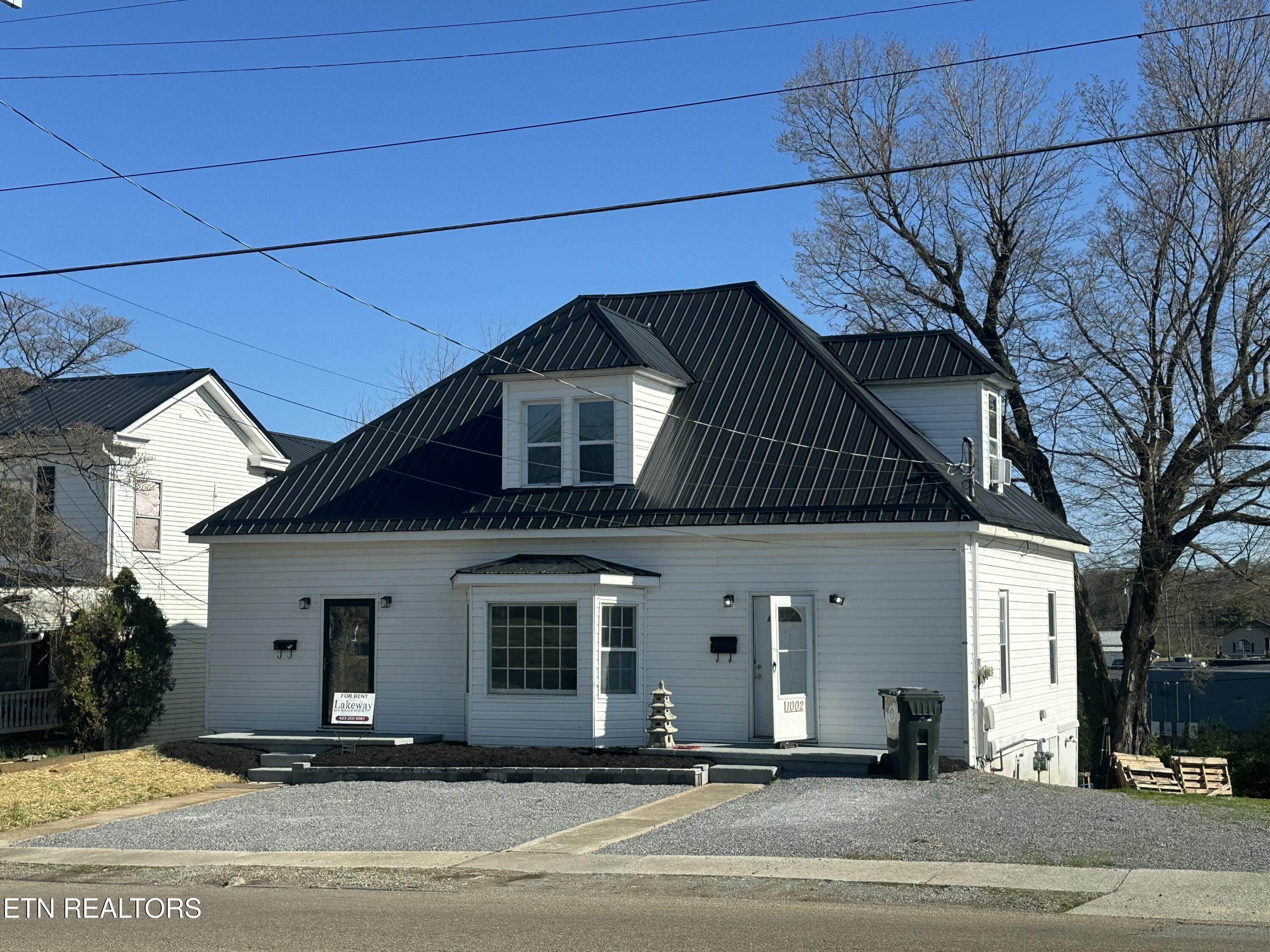1002/1004 E Main St Property Photo
