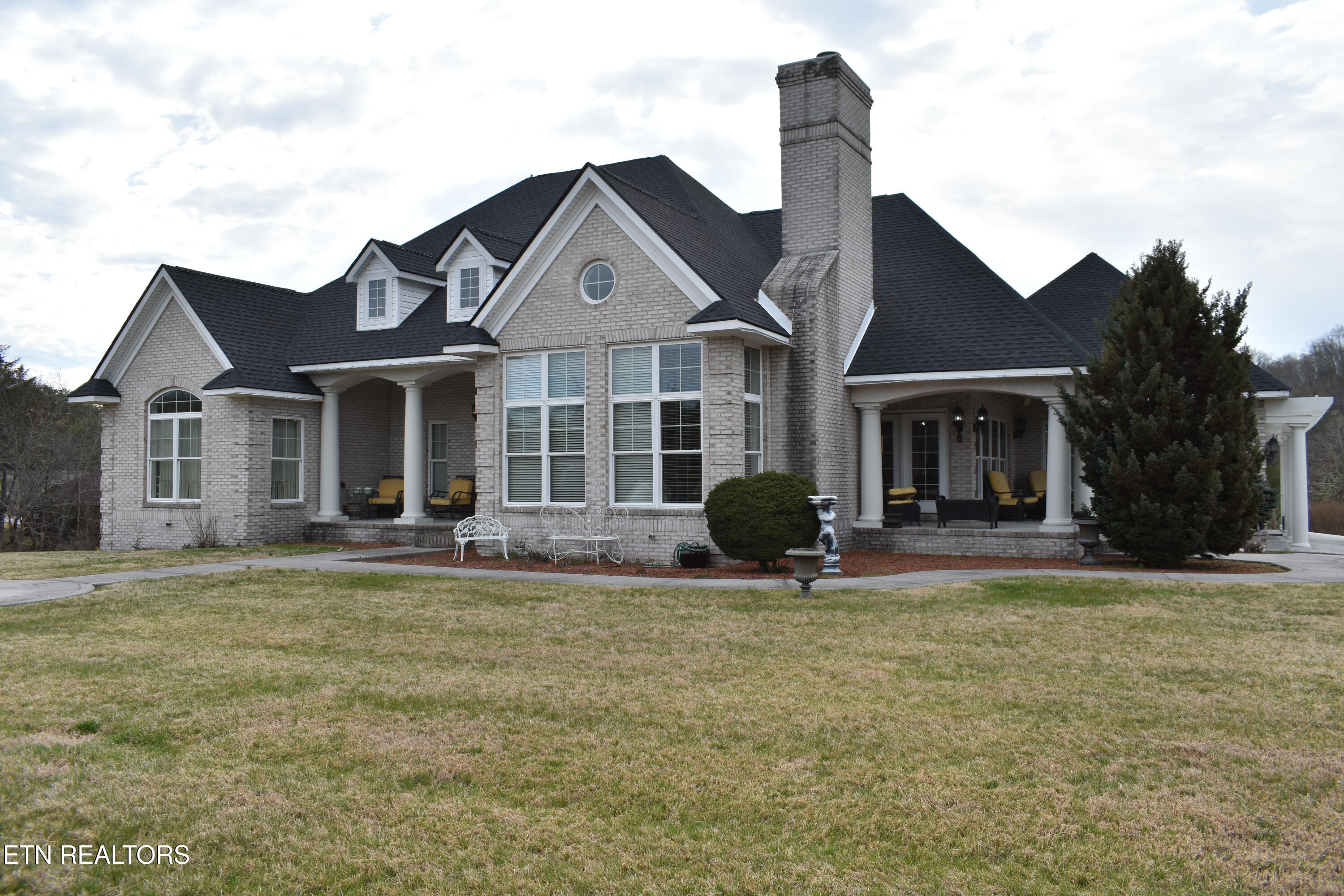 487 Woodlake Blvd Property Photo