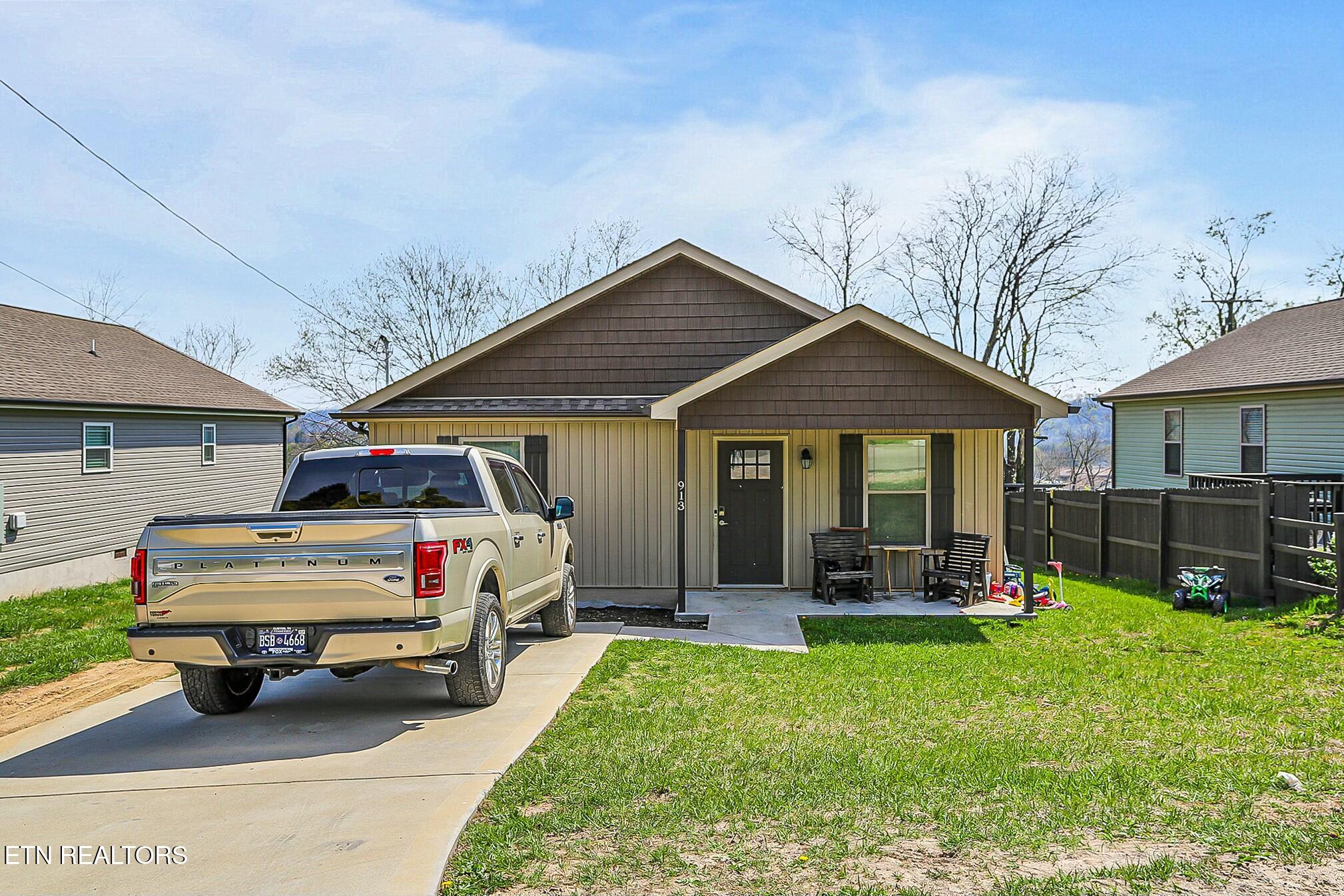 913 Loy St Property Photo