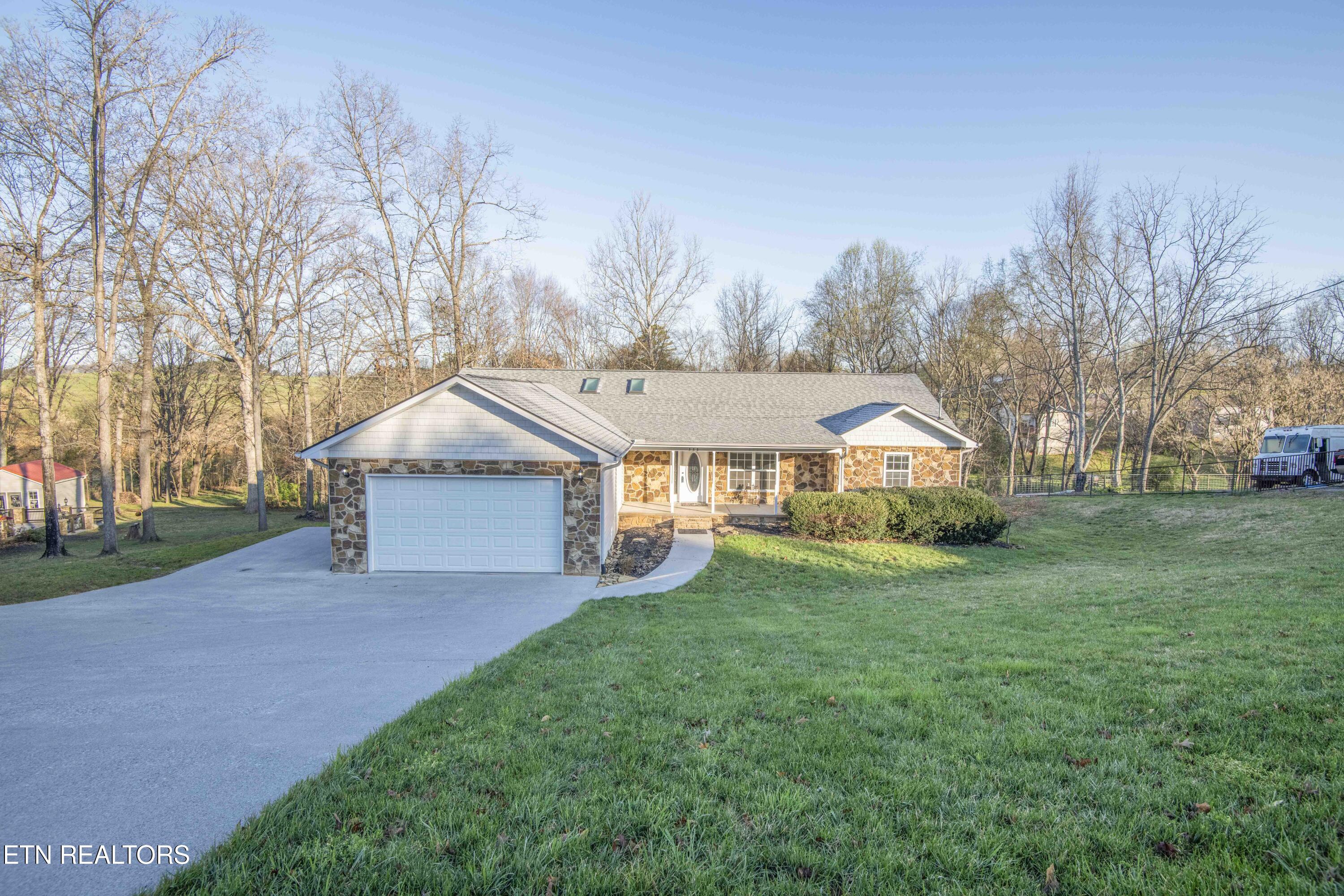 555 White Oak Circle Property Photo 1