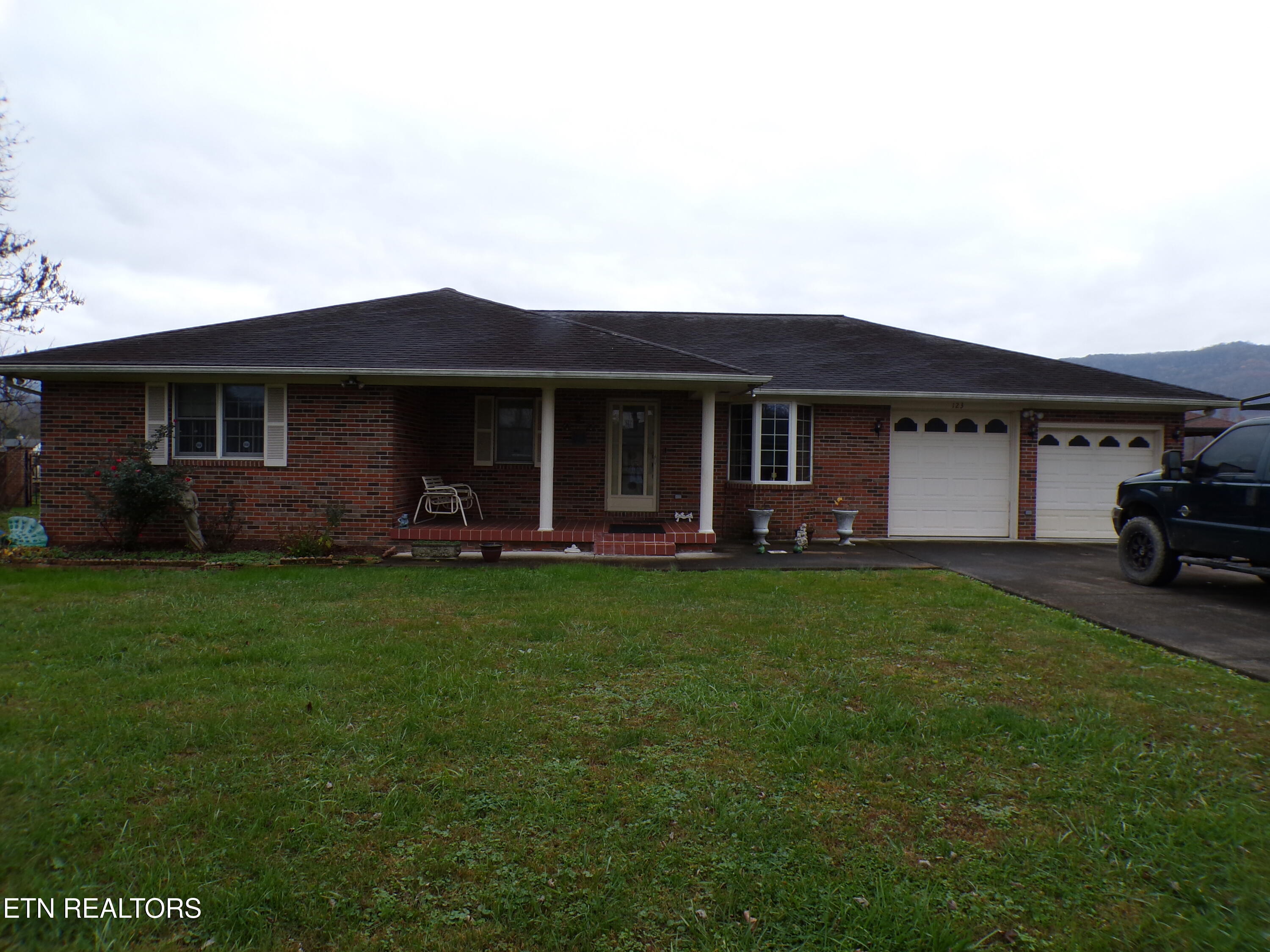 123 Twin Acres Rd Property Photo