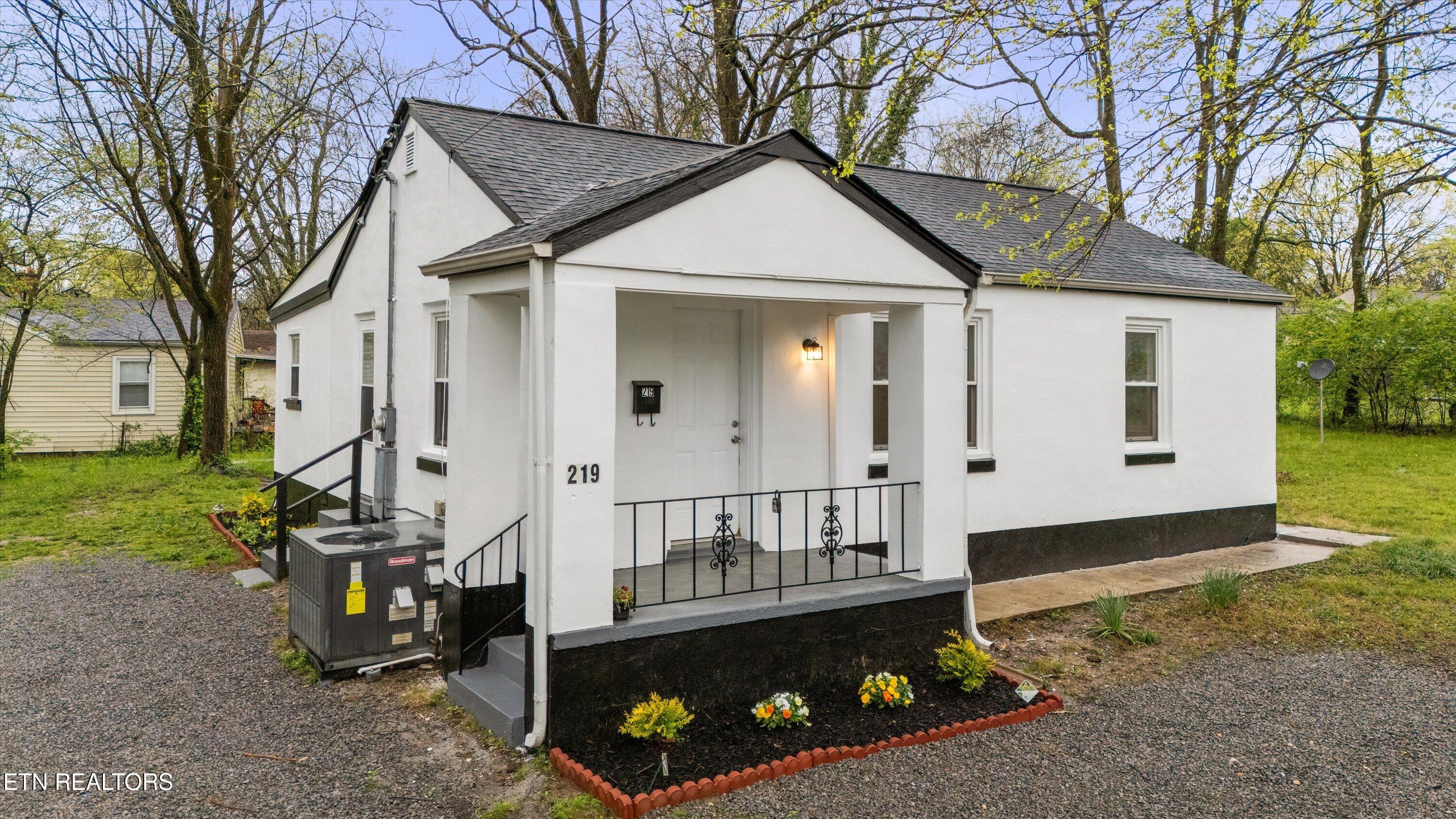 219 Dallas St Property Photo
