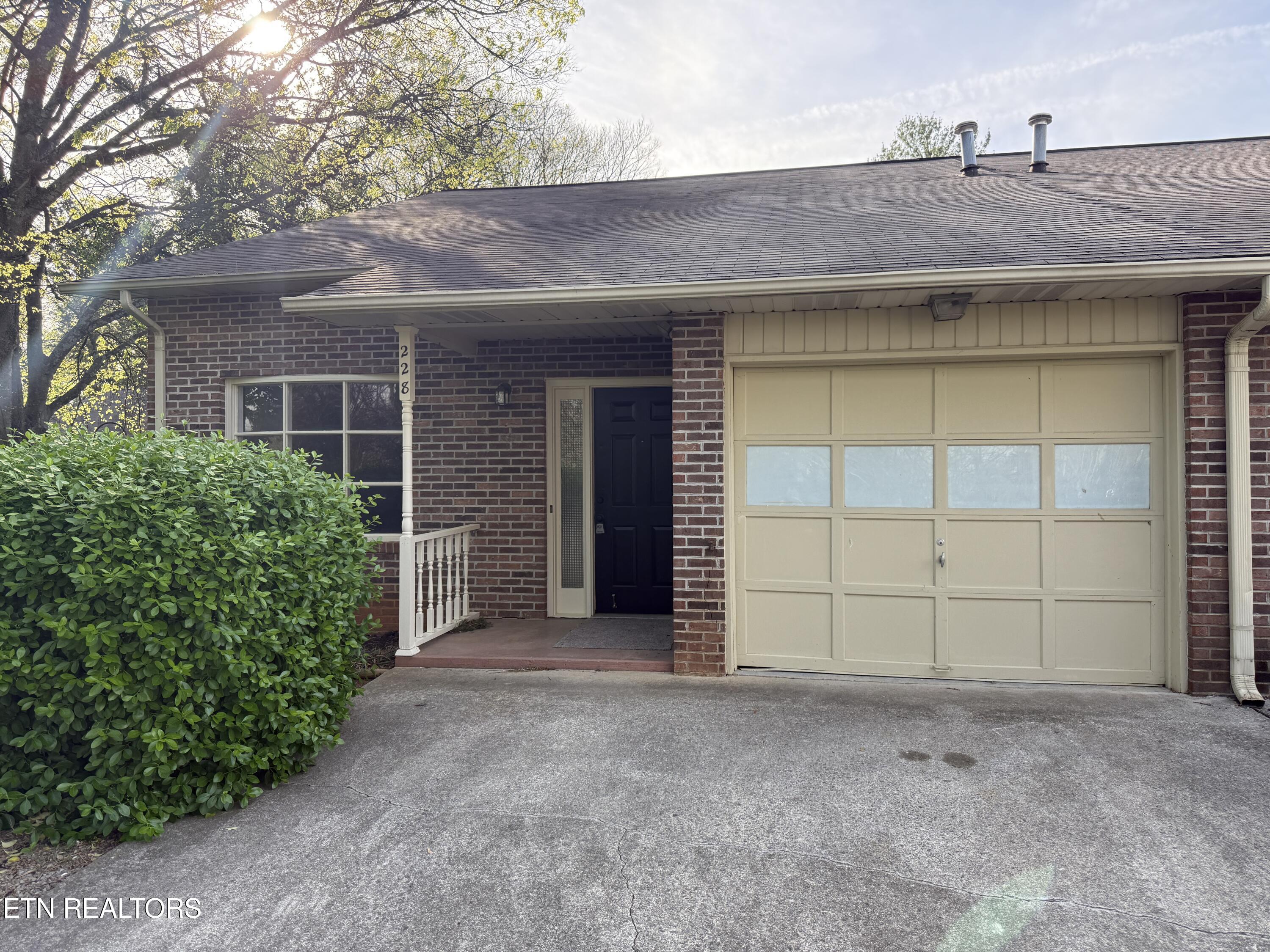 228 S Magnolia St Property Photo