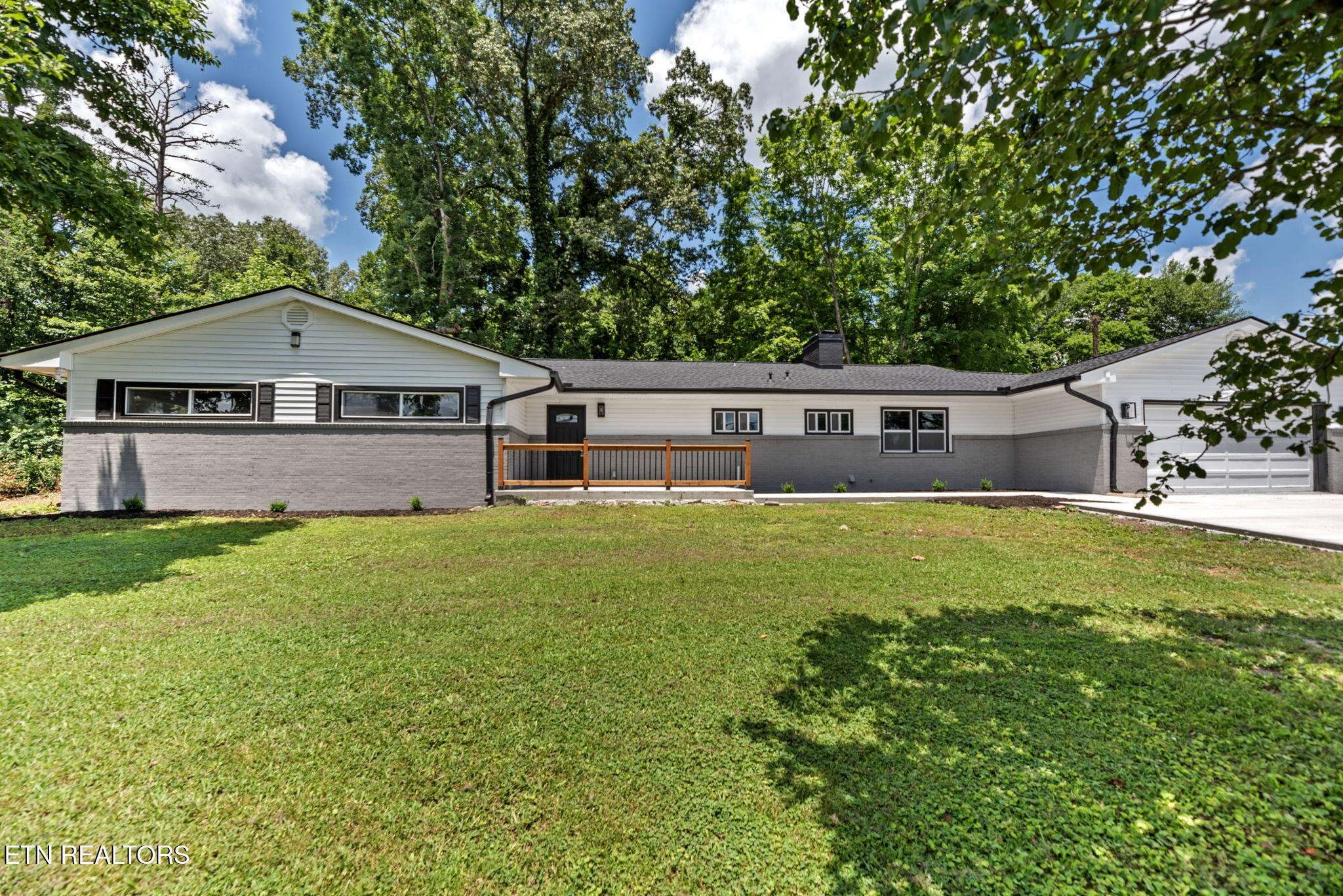 909 Dartmouth Rd Property Photo 1