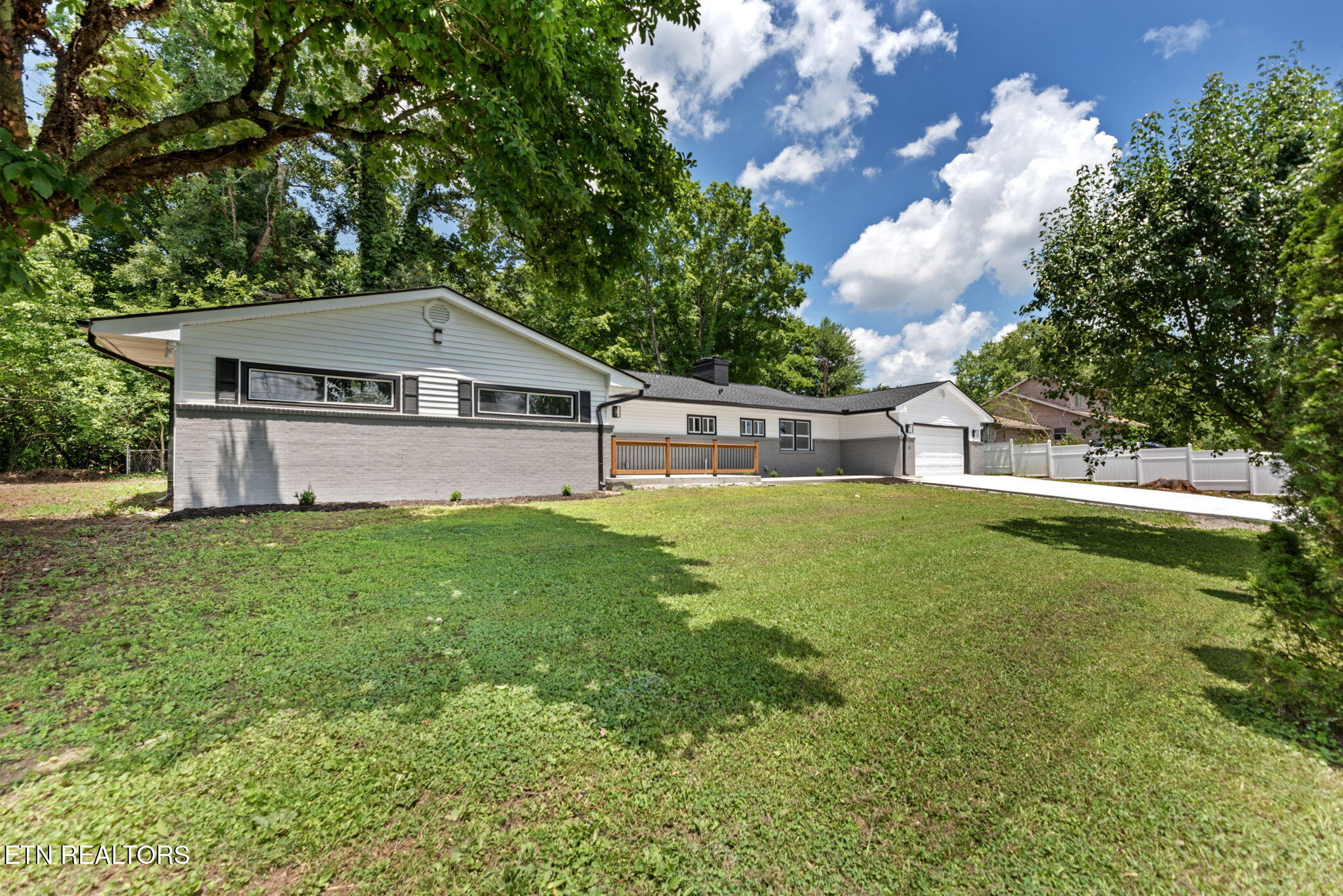 909 Dartmouth Rd Property Photo 3