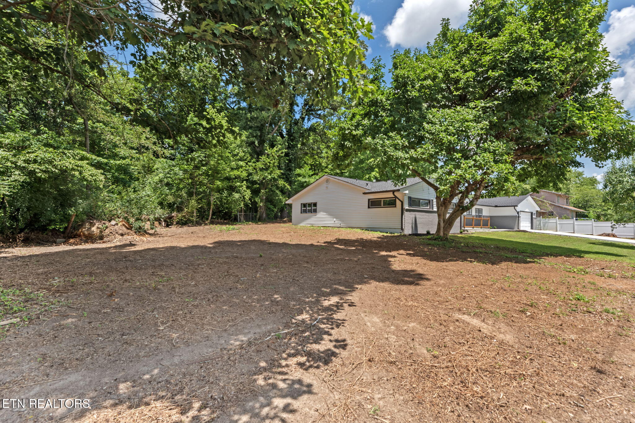 909 Dartmouth Rd Property Photo 6