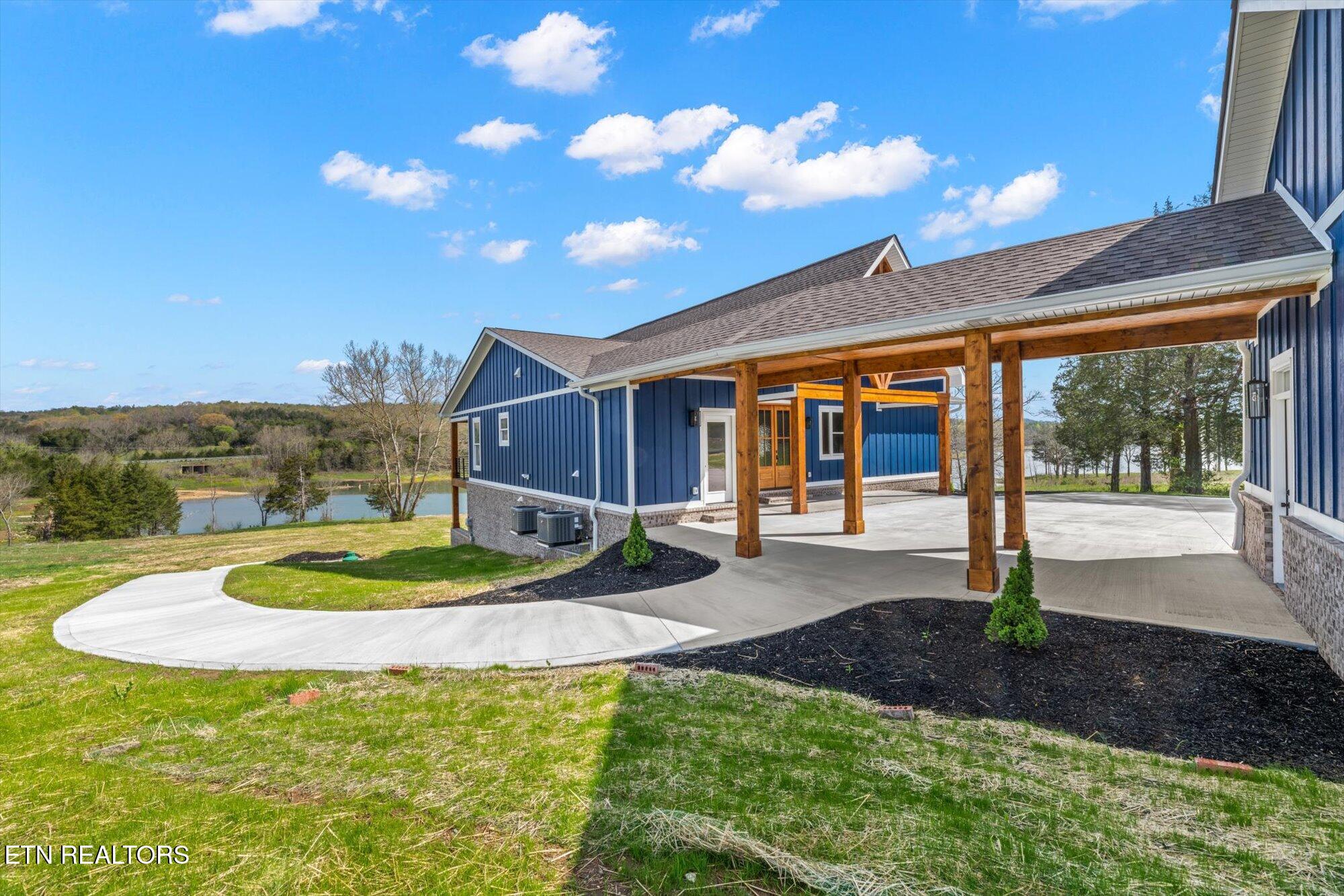 127 Waterfront Knoll Property Photo 4