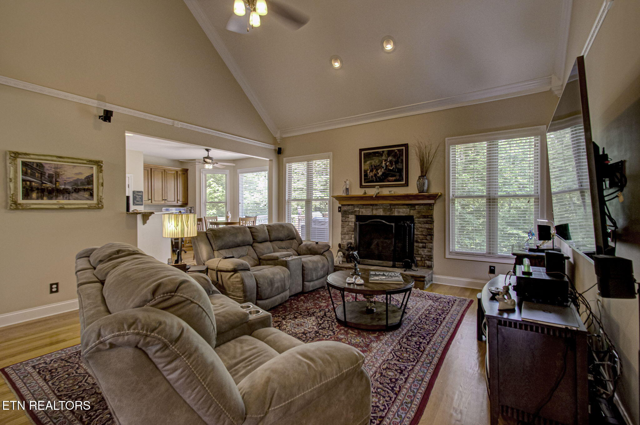 220 W Mountain Drive Property Photo 6