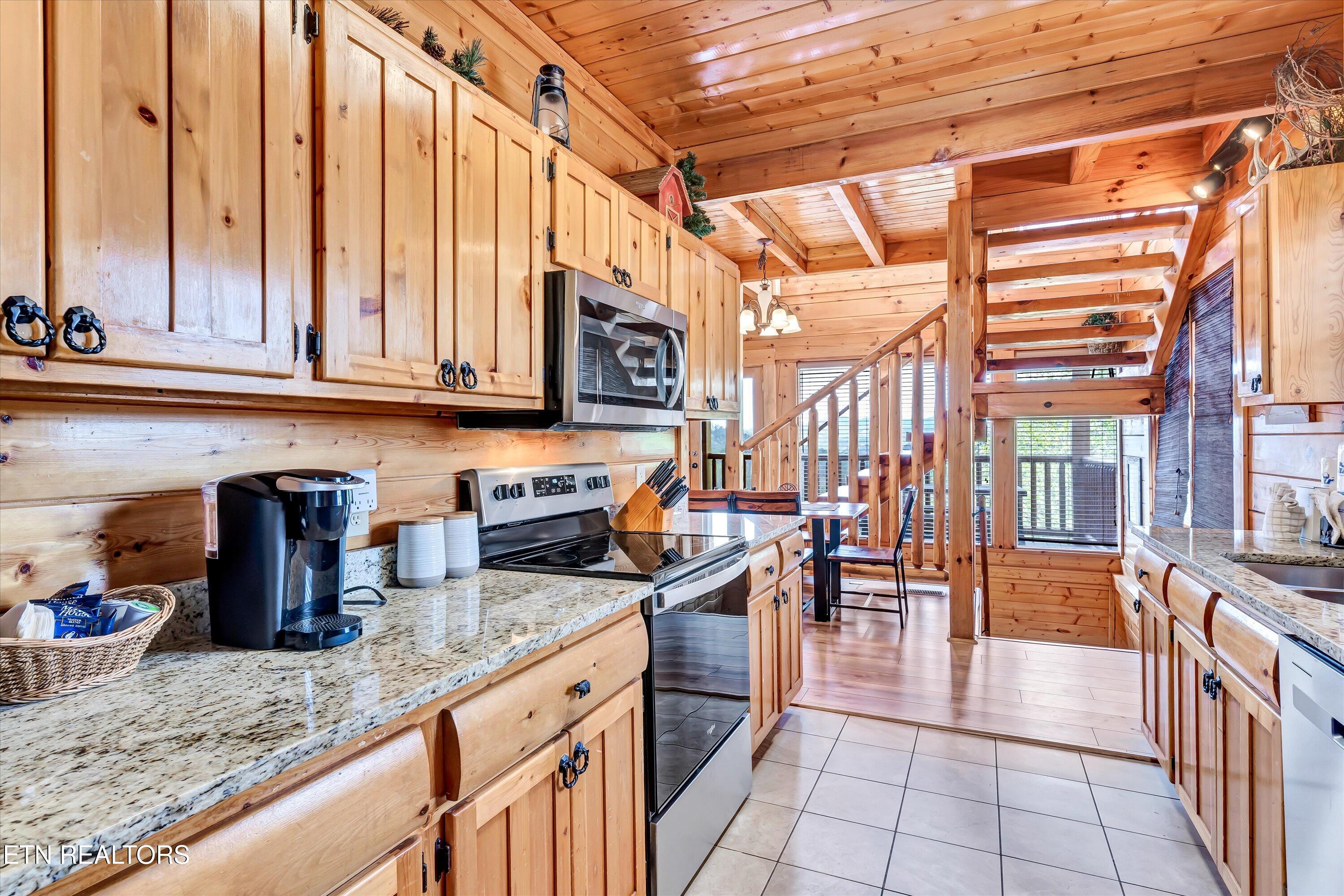 906 Black Bear Cub Way Property Photo 4