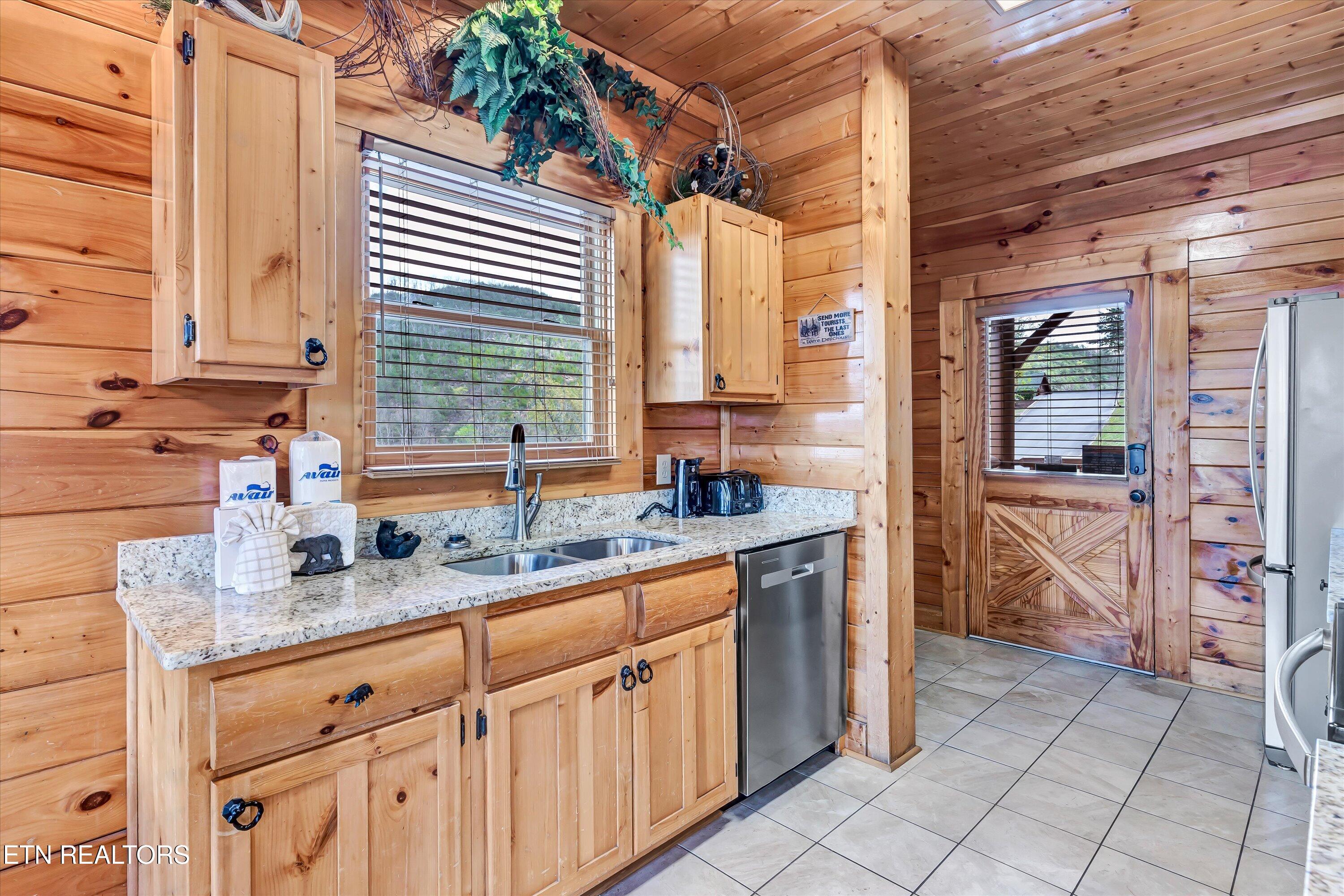 906 Black Bear Cub Way Property Photo 6