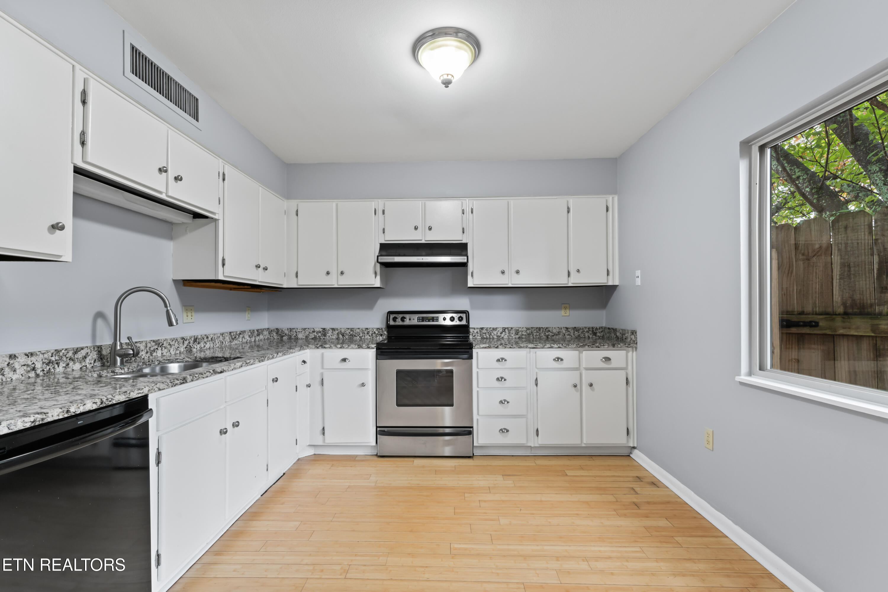 2020 Cherokee Bluff Drive Property Photo 10