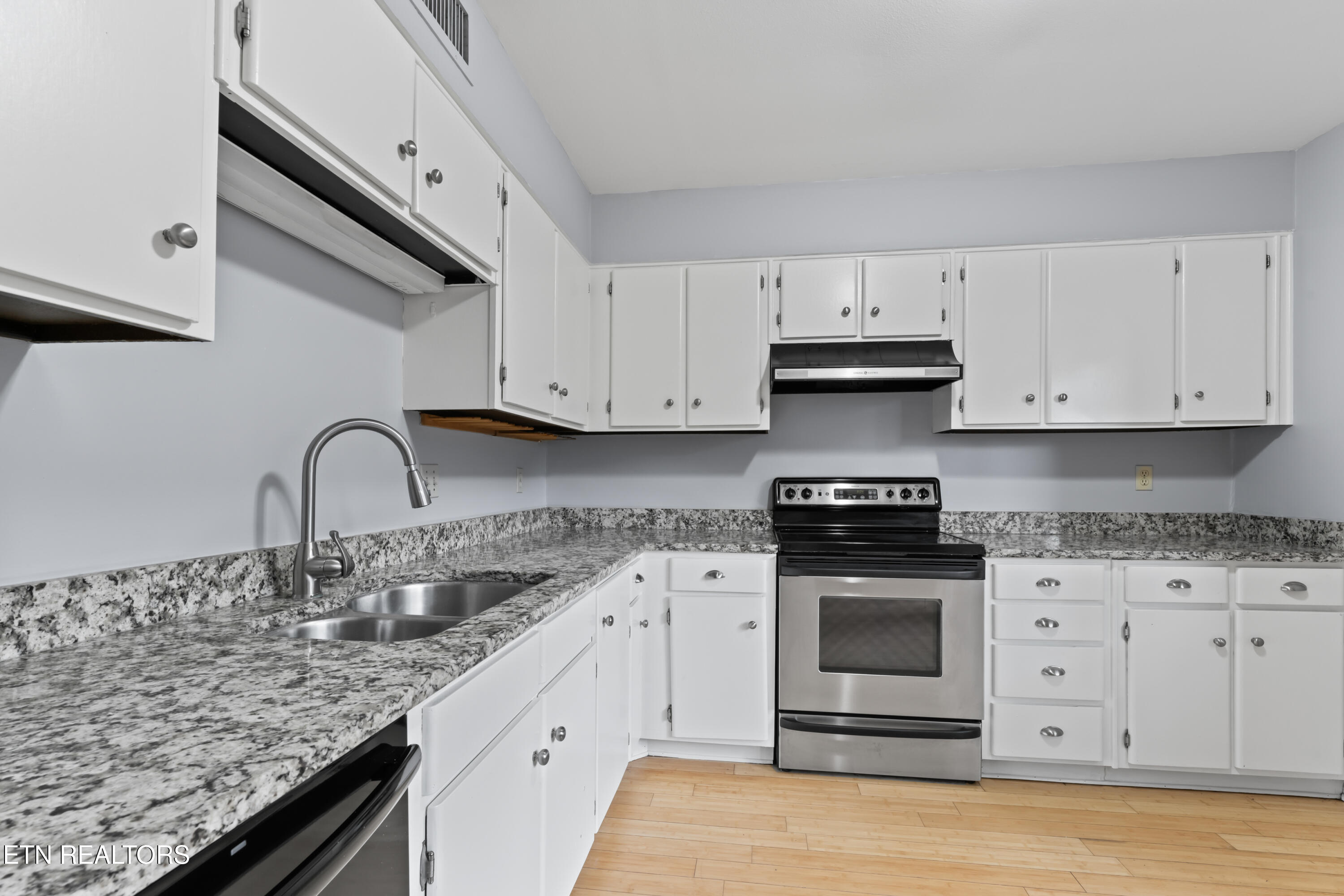 2020 Cherokee Bluff Drive Property Photo 12