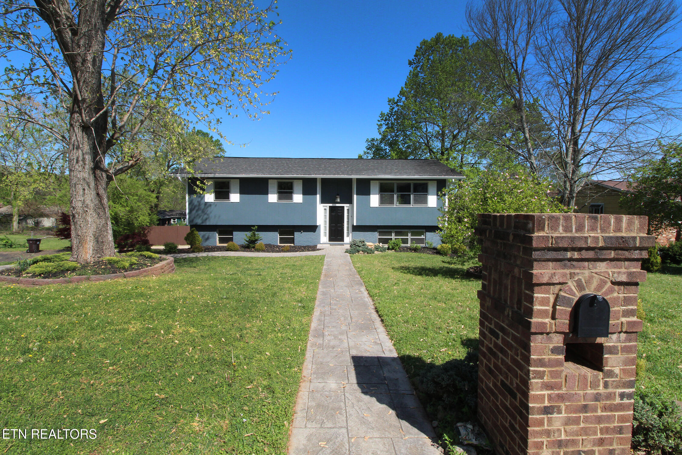 9040 Shallowford Rd Property Photo