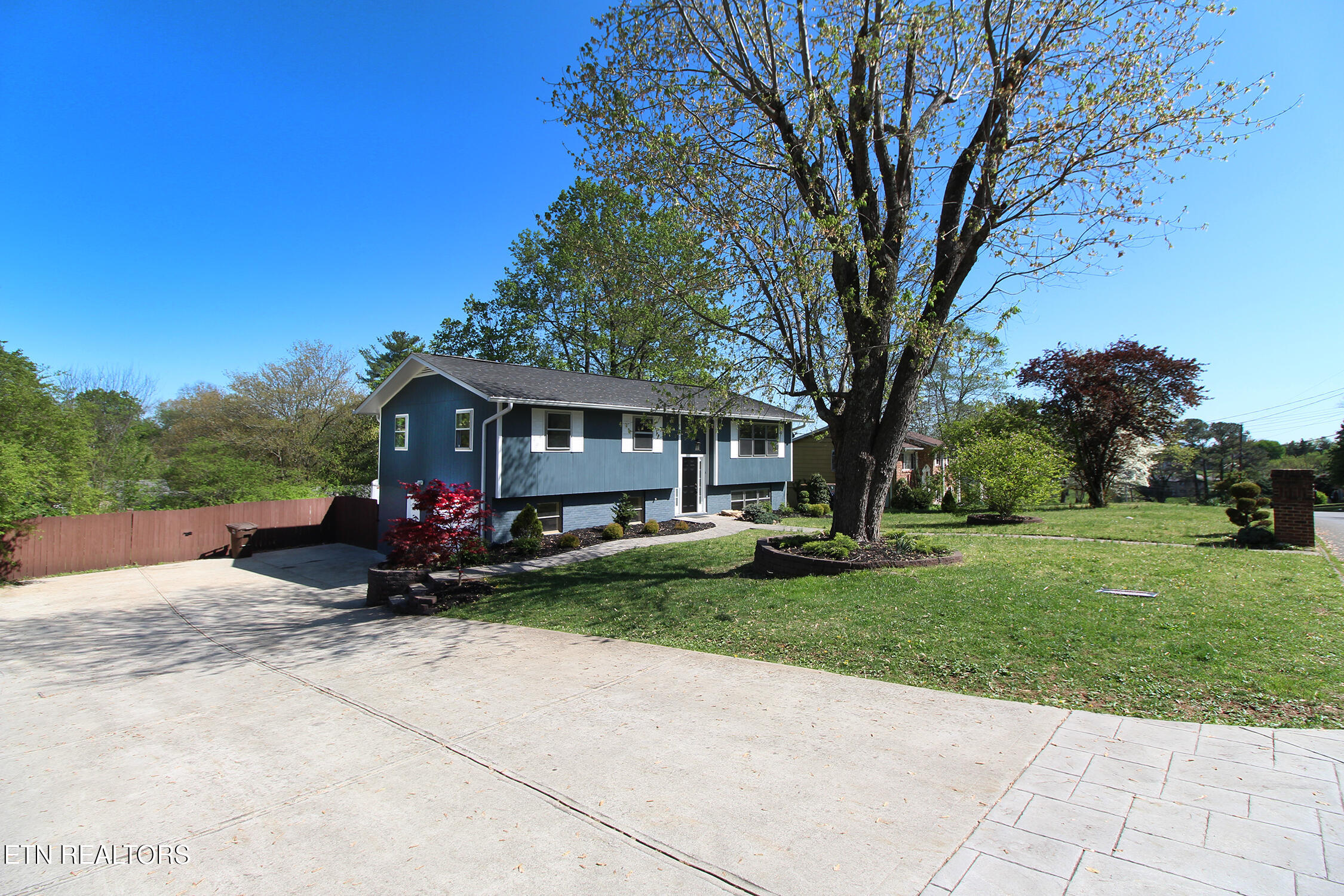 9040 Shallowford Rd Property Photo 2