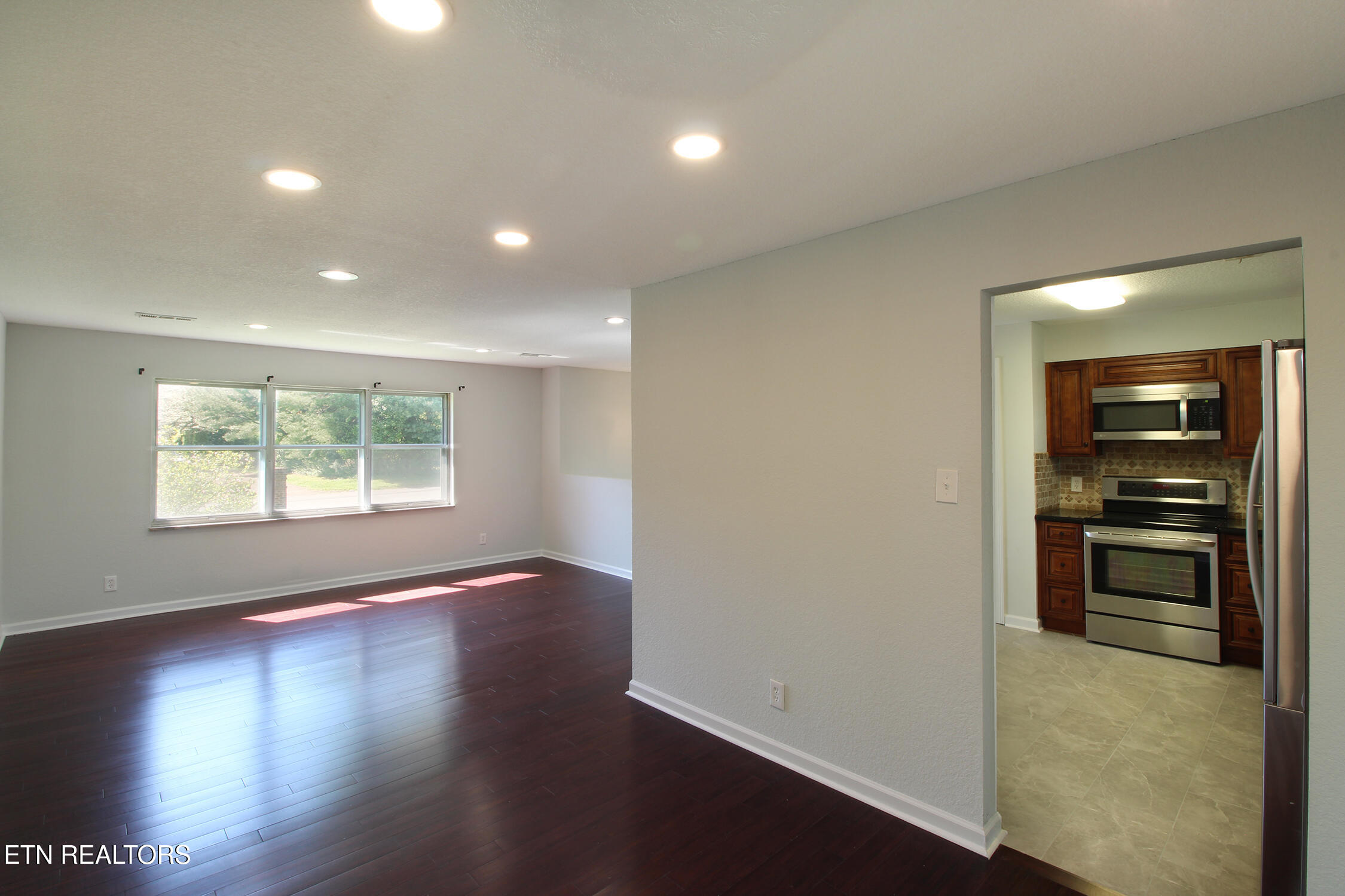 9040 Shallowford Rd Property Photo 11